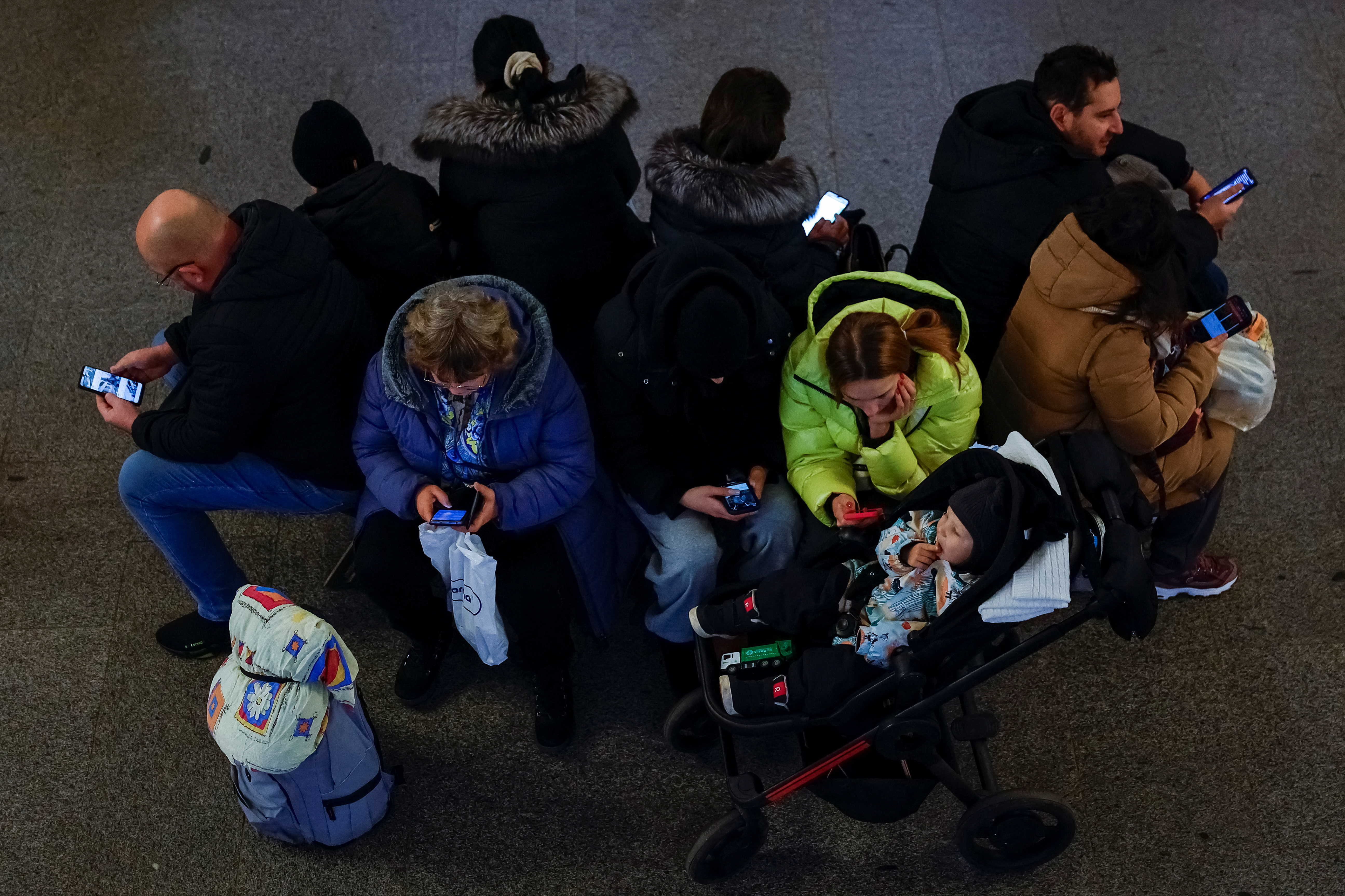 People take shelter inside a metro station during a Russian military strike, amid Russia's attack on Ukraine, in Kyiv, Ukraine January 15, 2025. REUTERS/Alina Smutko