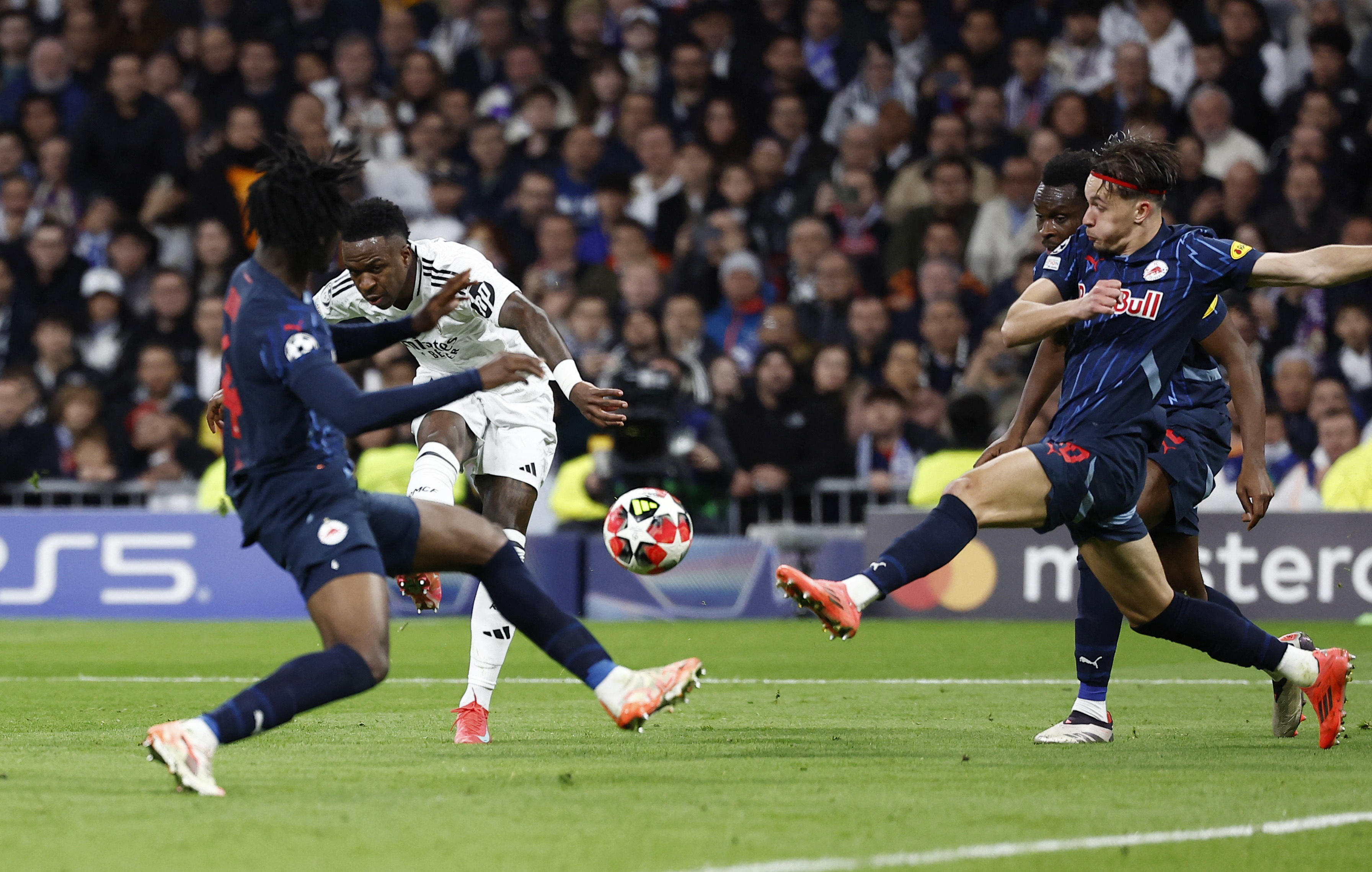 Soccer Football - Champions League - Real Madrid v FC Salzburg - Santiago Bernabeu, Madrid, Spain - January 22, 2025 Real Madrid's Vinicius Junior scores their fourth goal REUTERS/Juan Medina