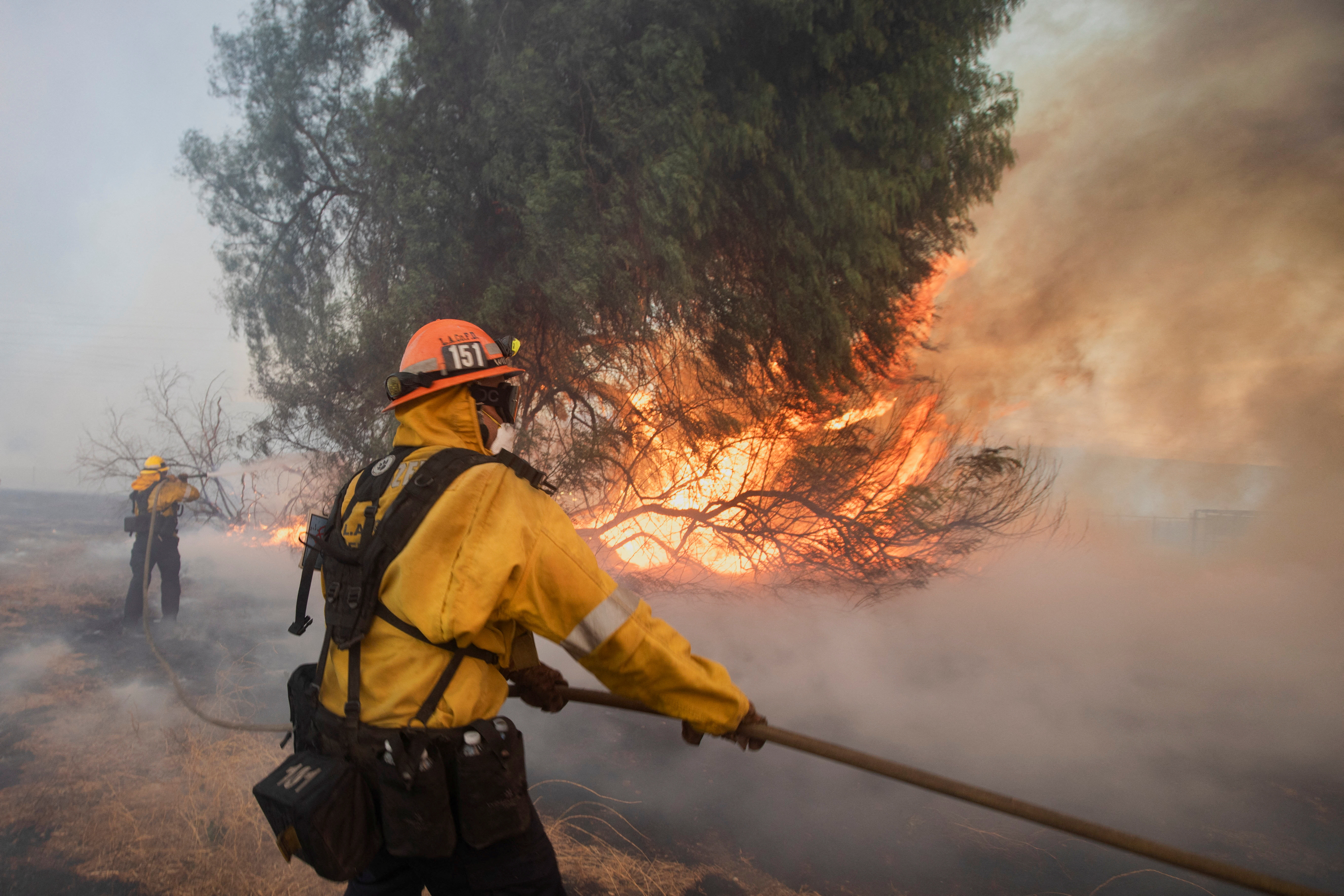 New wildfire breaks out north of Los Angeles