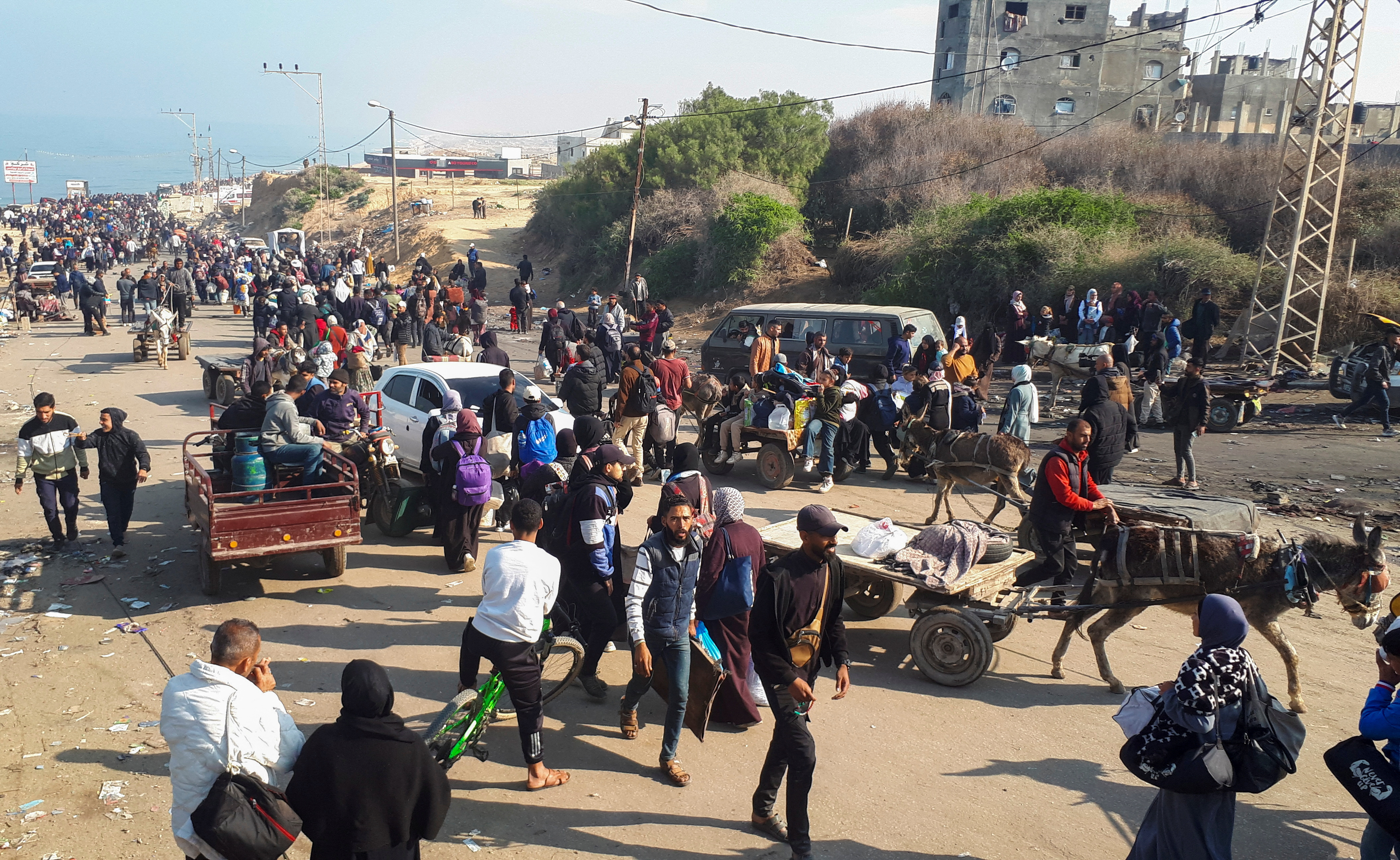Palestinians, who were displaced to the south at Israel's order during the war, make their way back to their homes in the northern Gaza, amid a ceasefire between Israel and Hamas, in the central Gaza Strip, January 28, 2025. REUTERS/Hussam Al-Masri