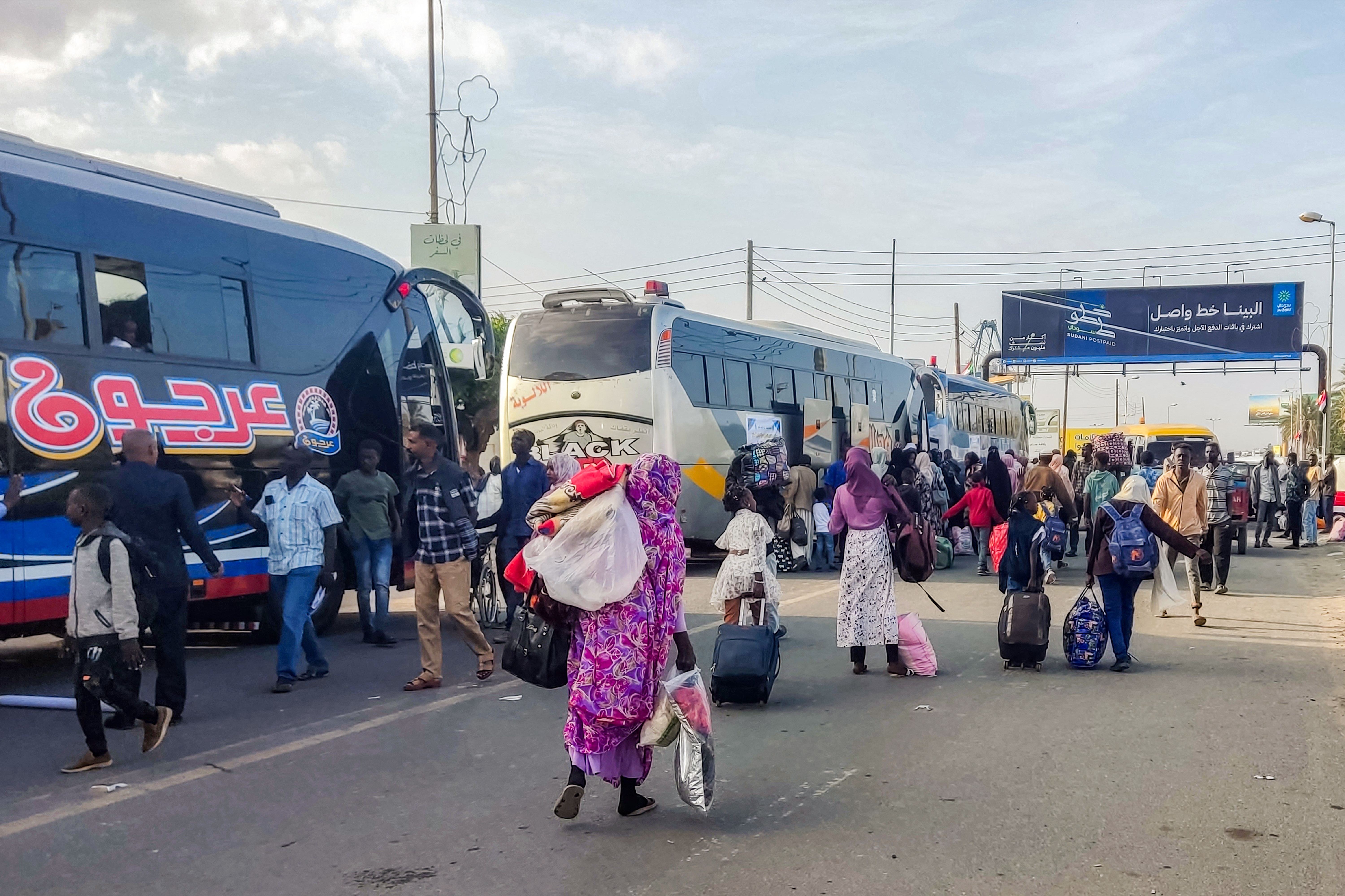 People displaced by conflict prepare to board a bus from Port Sudan in northeastern Sudan on January 7, 2025 to return home to the southern city of Singah in Sennar province, which was retaken by the Sudanese army forces from the Rapid Support Forces (RSF) in November 2024. (Photo by AFP)