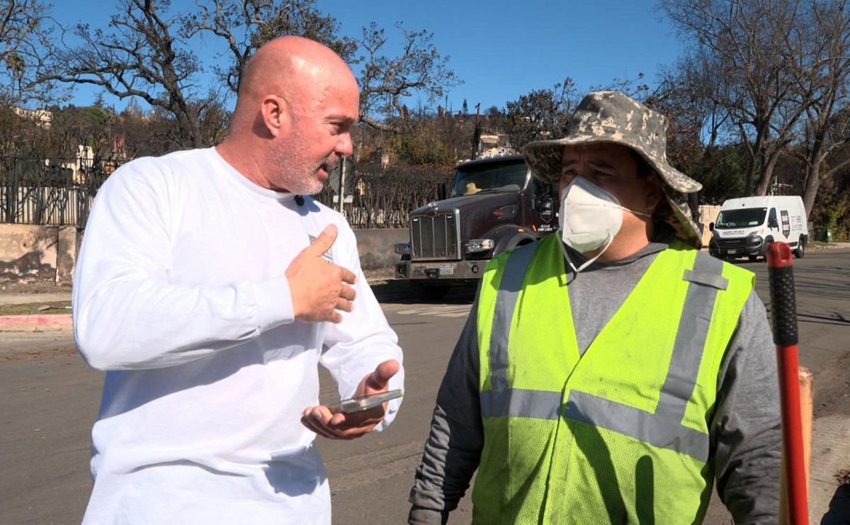 Vigilante fire clean-up launched by local Los Angeles contractor