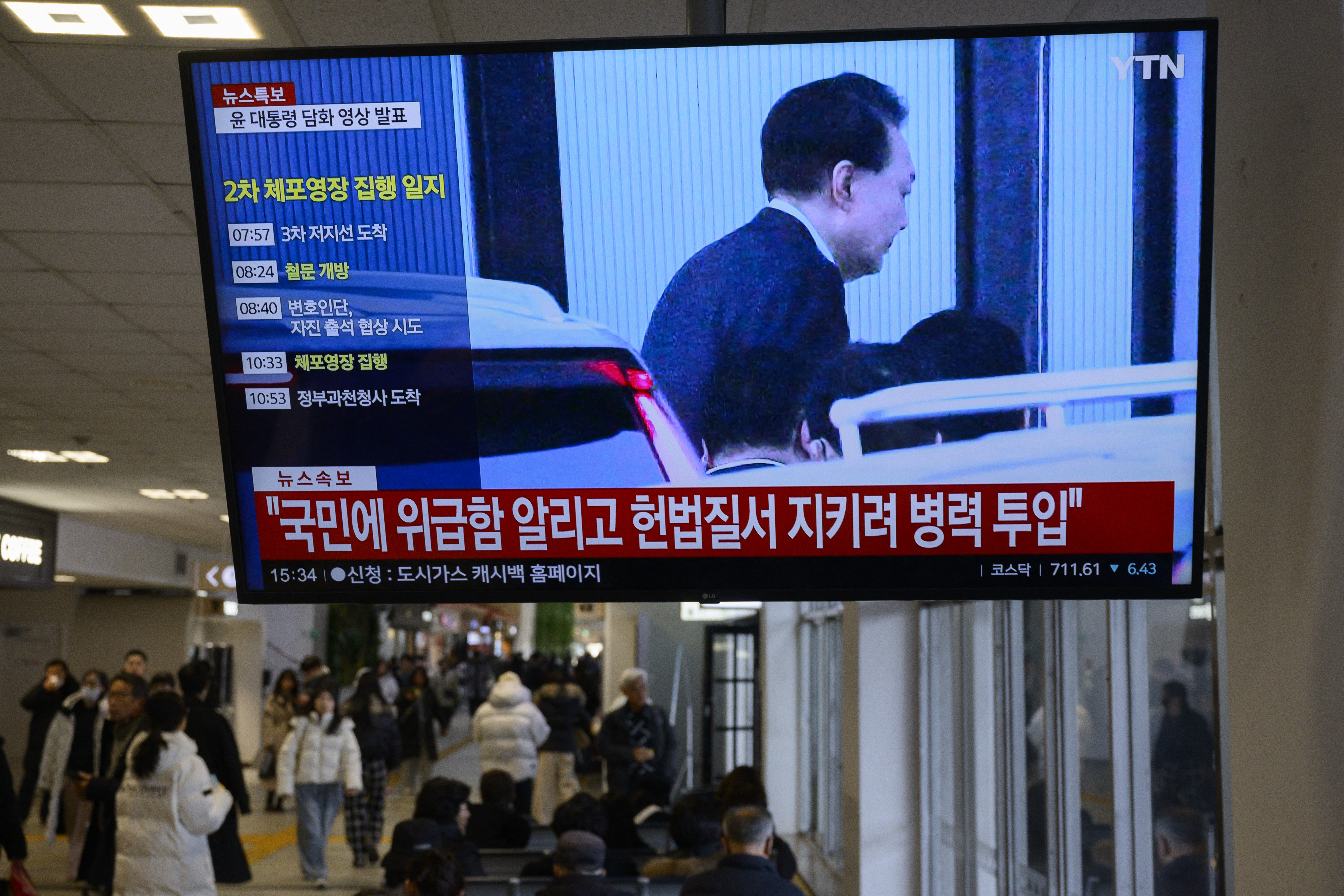 Yoon Suk-yeol arriving at the Corruption Investigation Office.