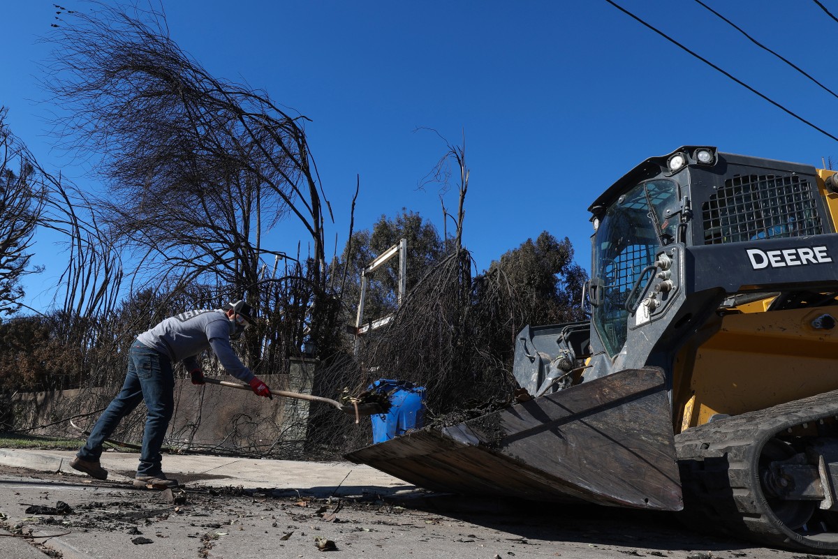 Vigilante fire clean-up launched by local Los Angeles contractor