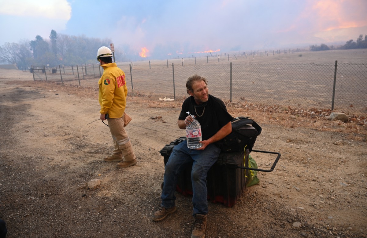 New wildfire breaks out north of Los Angeles