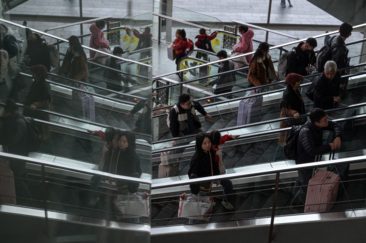 People arrive at Guangzhou south railway station