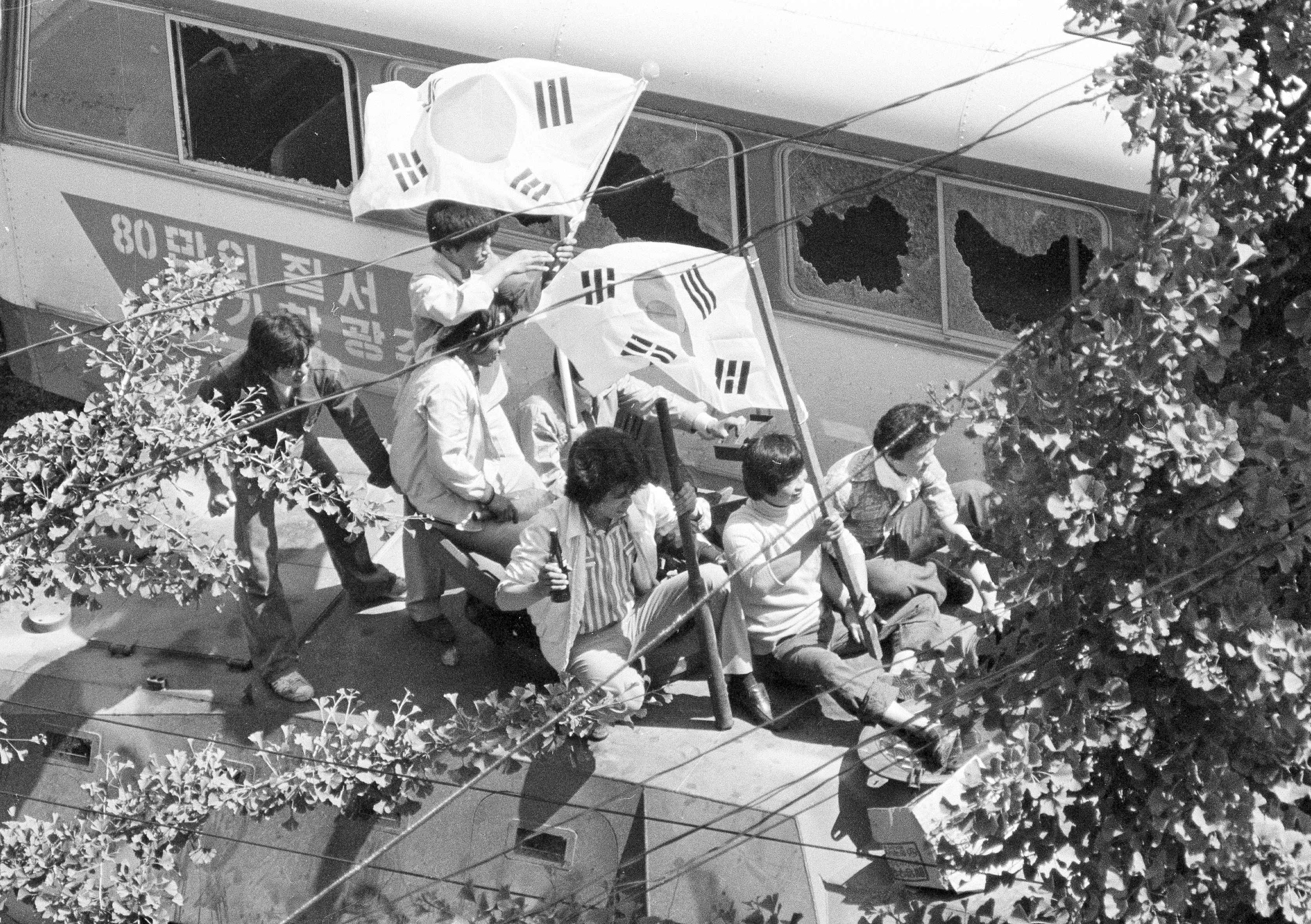 Student protesters wave South Korean flags in 1980