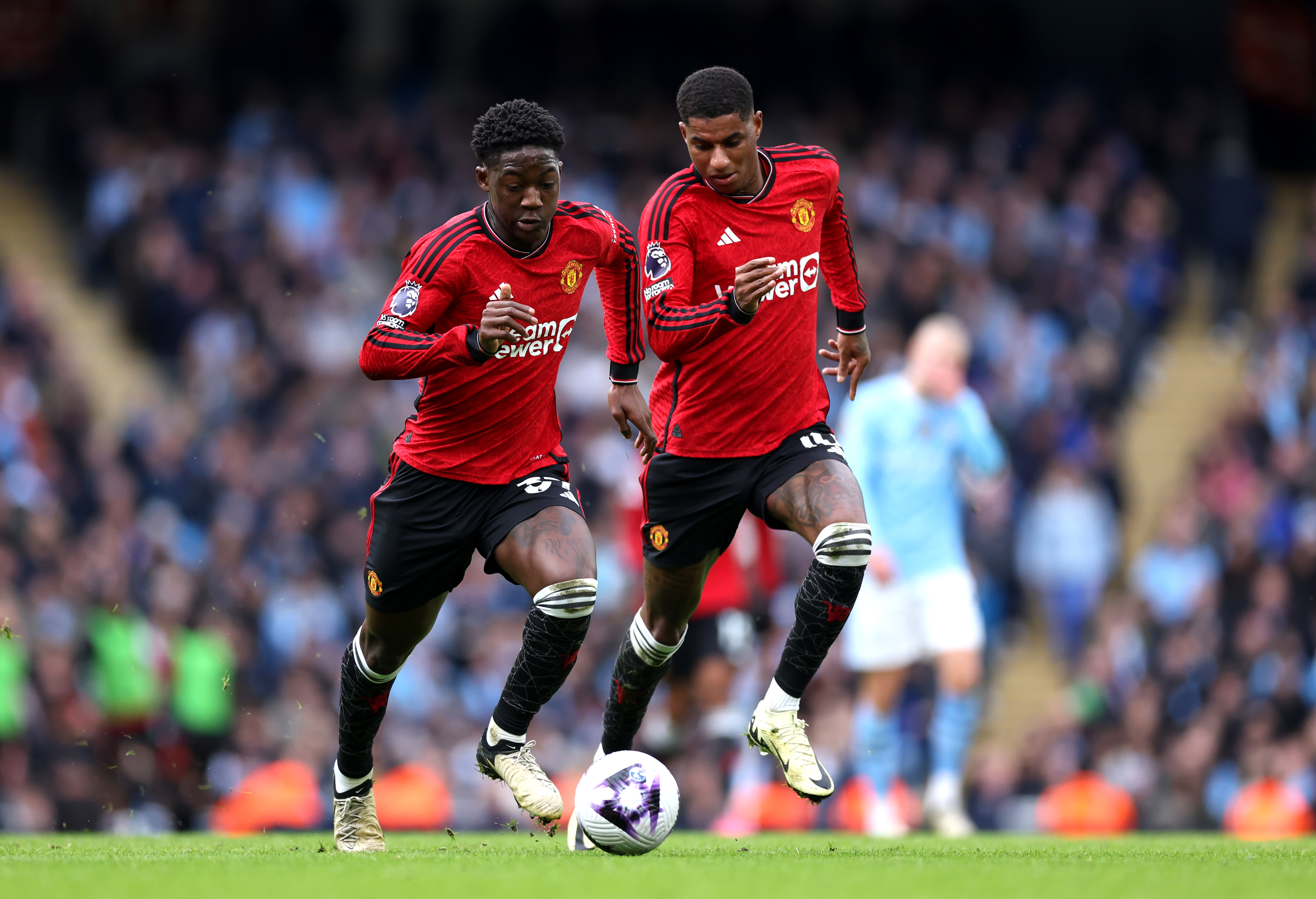 MANCHESTER, ENGLAND - MARCH 03: Kobbie Mainoo of Manchester United runs with the ball during the Premier League match between Manchester City and Manchester United at Etihad Stadium on March 03, 2024 in Manchester, England. (Photo by Catherine Ivill/Getty Images)