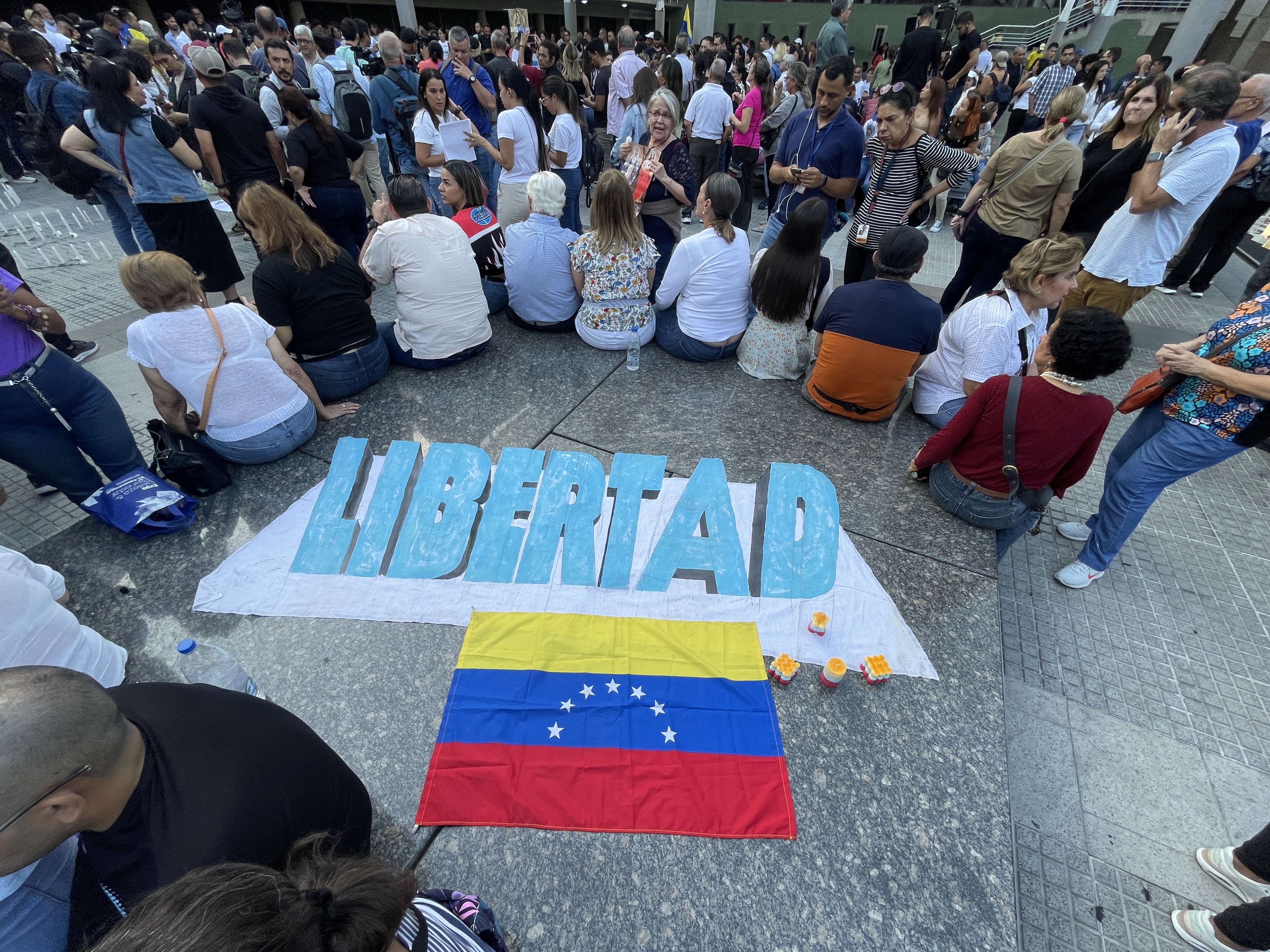 At a 2024 vigil for political prisoners in Caracas, a sign reads "Libertad"
