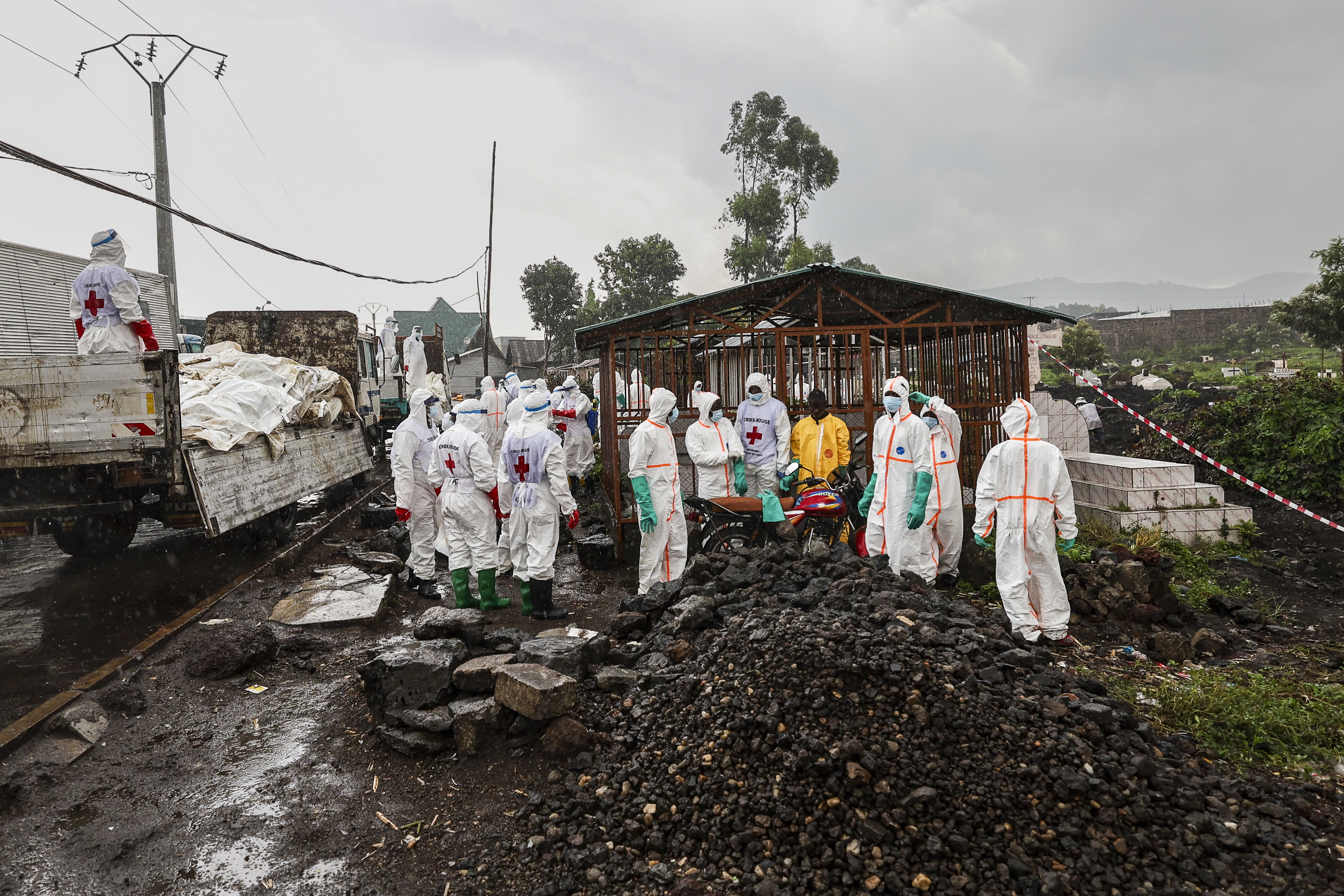 Goma residents race to bury 2,000 bodies from conflict