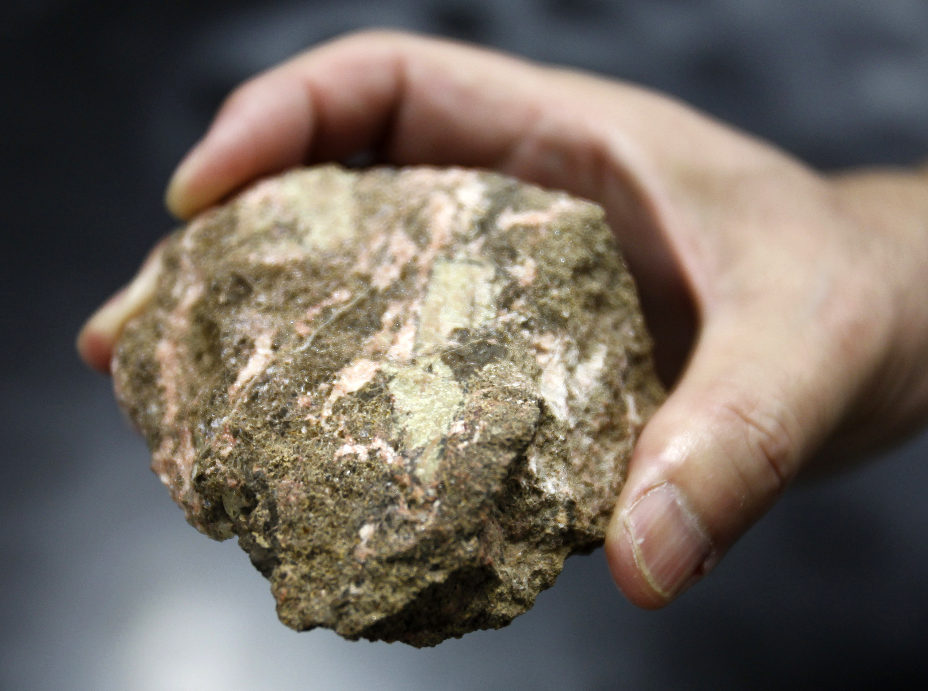 A bastnaesite mineral containing rare earth
