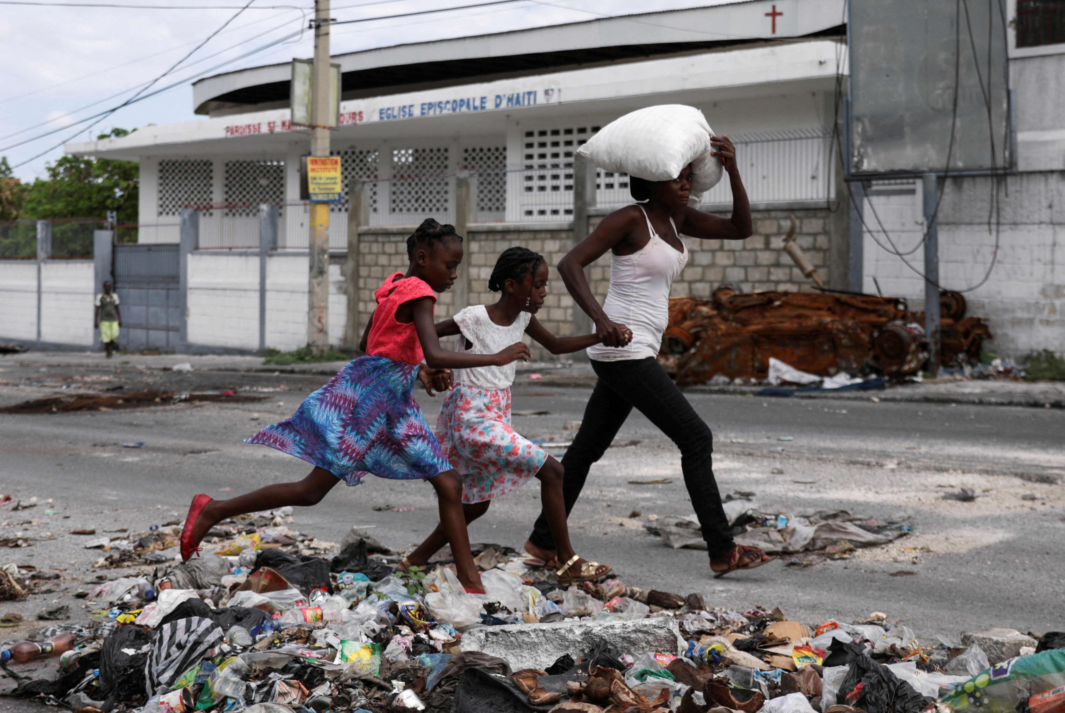 A woman with two children carries their belongings as residents of the Lower Delmas flee their homes due to gang violence, in Port-au-Prince, Haiti May 2, 2024. REUTERS/Ralph Tedy Erol TPX IMAGES OF THE DAY
