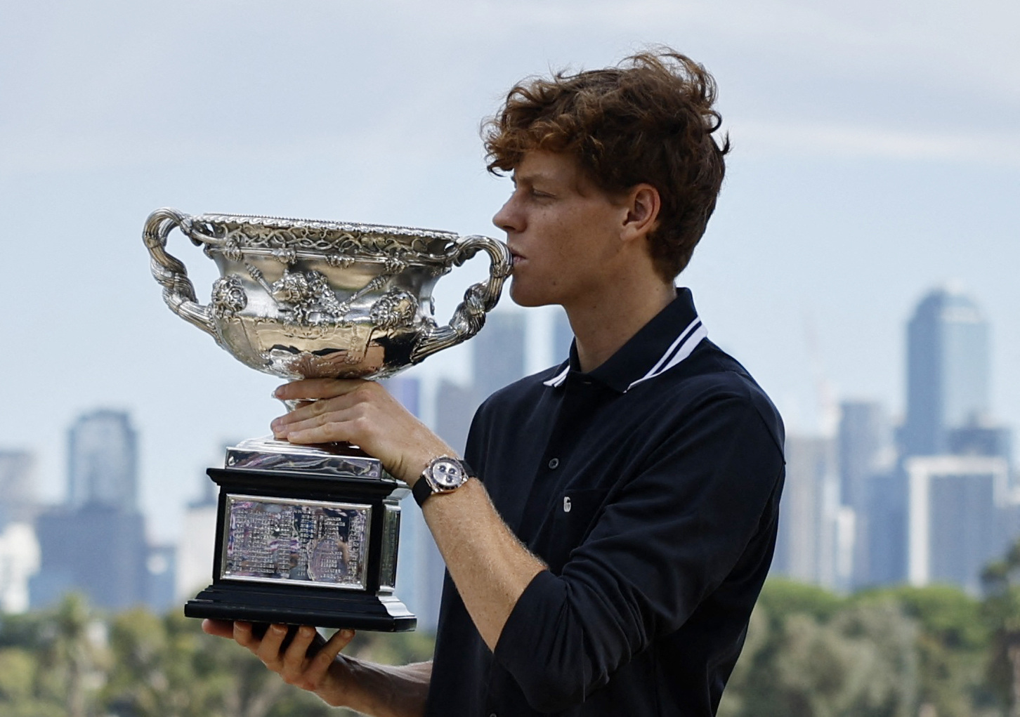 Jannik Sinner kisses trophy.