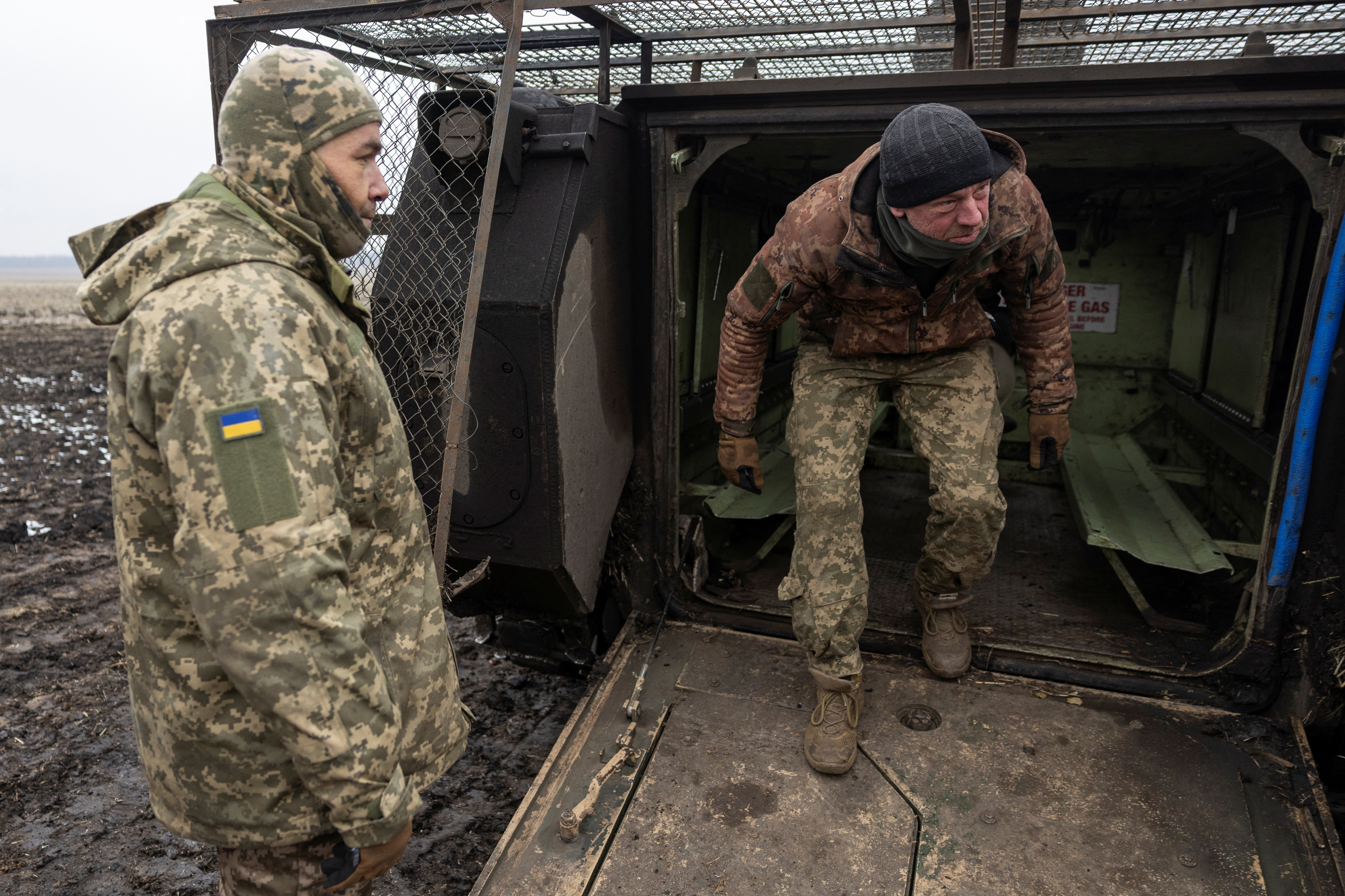 Ukrainian servicemen of the 33rd Separate Mechanised Brigade inspect the interior of an M113 armoured personnel carrier at a training ground, amid Russia's attack on Ukraine, in Dnipropetrovsk region, Ukraine January 16, 2025. REUTERS/Valentyn Ogirenko
