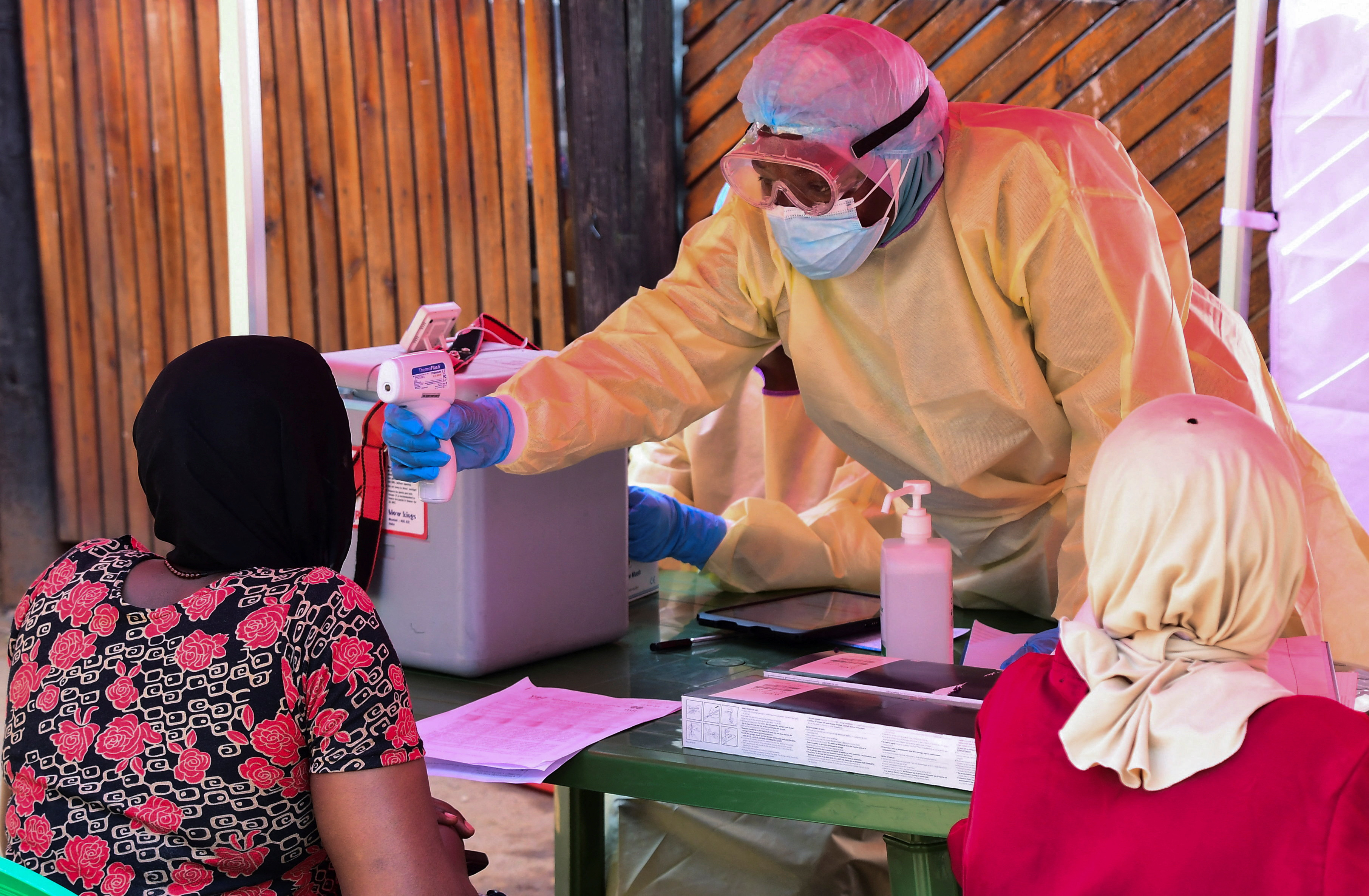 A Ugandan doctor attends the contacts of a patient who had tested positive, during the launch of the vaccination for the Sudan strain of Ebola virus with a trial vaccine at the Mulago Guest House (Isolation centre) in Kampala, Uganda February 3, 2025. REUTERS/Abubaker Lubowa