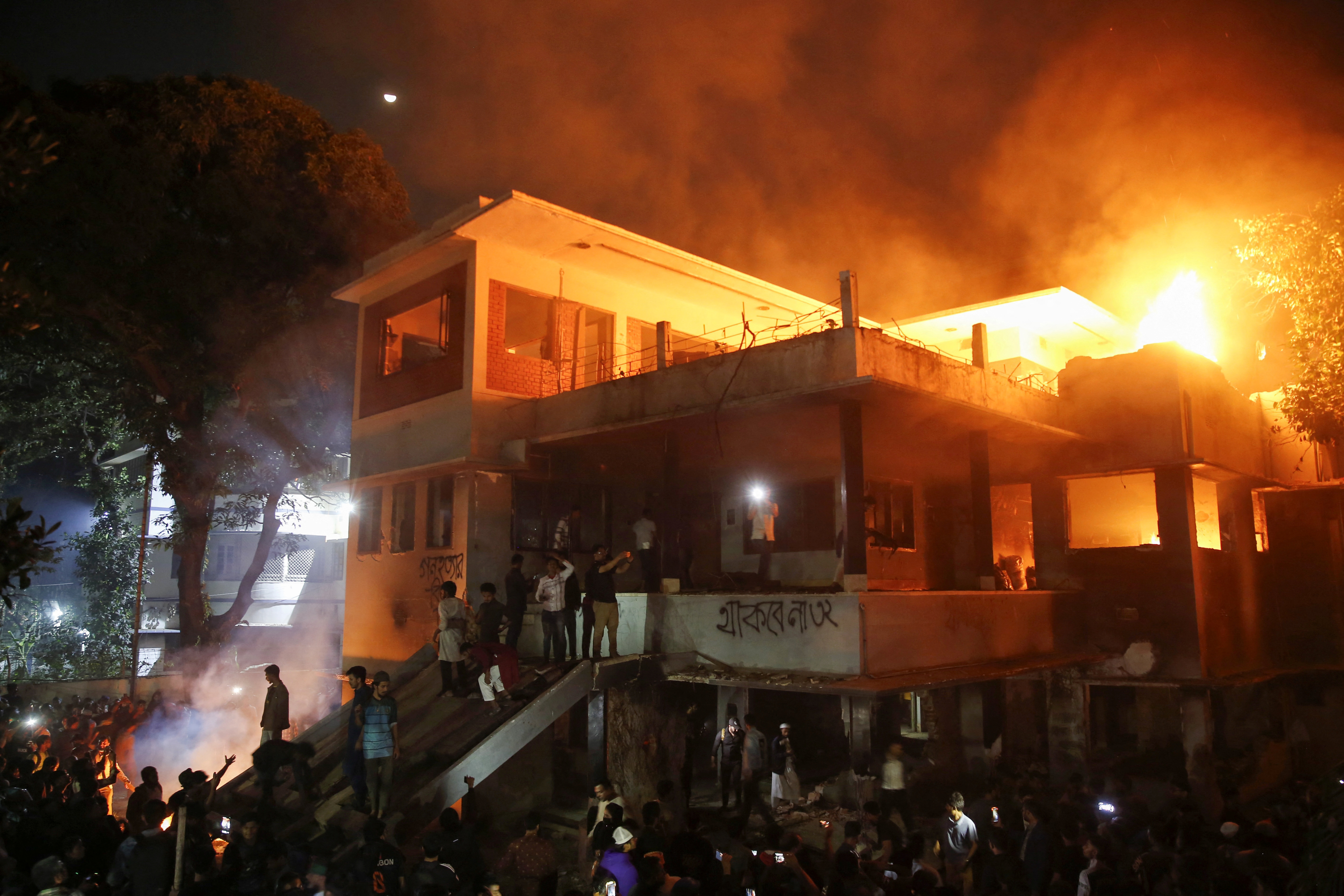 Protesters use an excavator to demolish the Dhanmondi-32 residence of Bangabandhu Sheikh Mujibur Rahman, father of the ousted PM Sheikh Hasina, in Dhaka, Bangladesh February 6, 2025. REUTERS/Mehedi Hasan