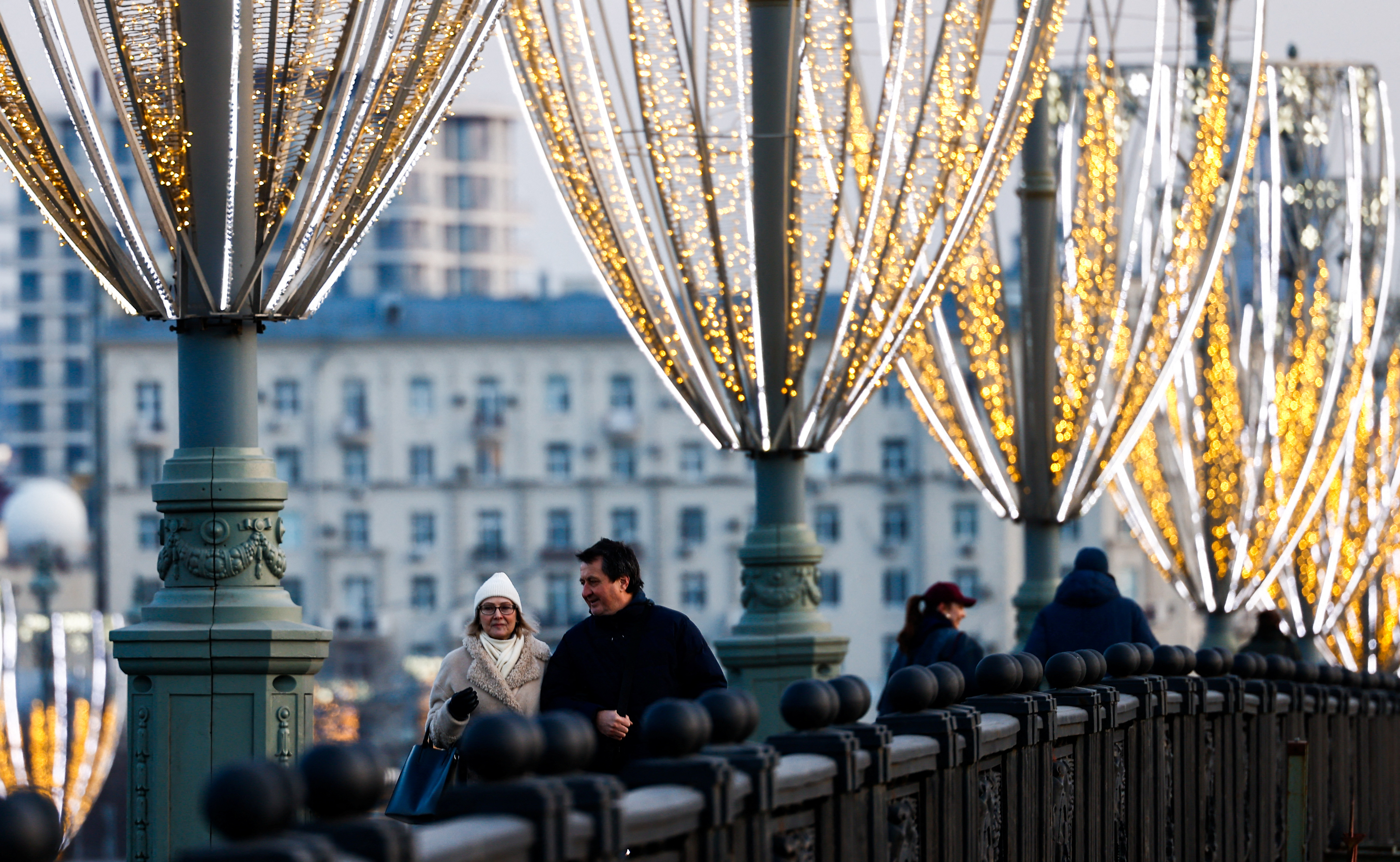 People walk along a bridge in Moscow, Russia, February 6, 2025. REUTERS/Maxim Shemetov