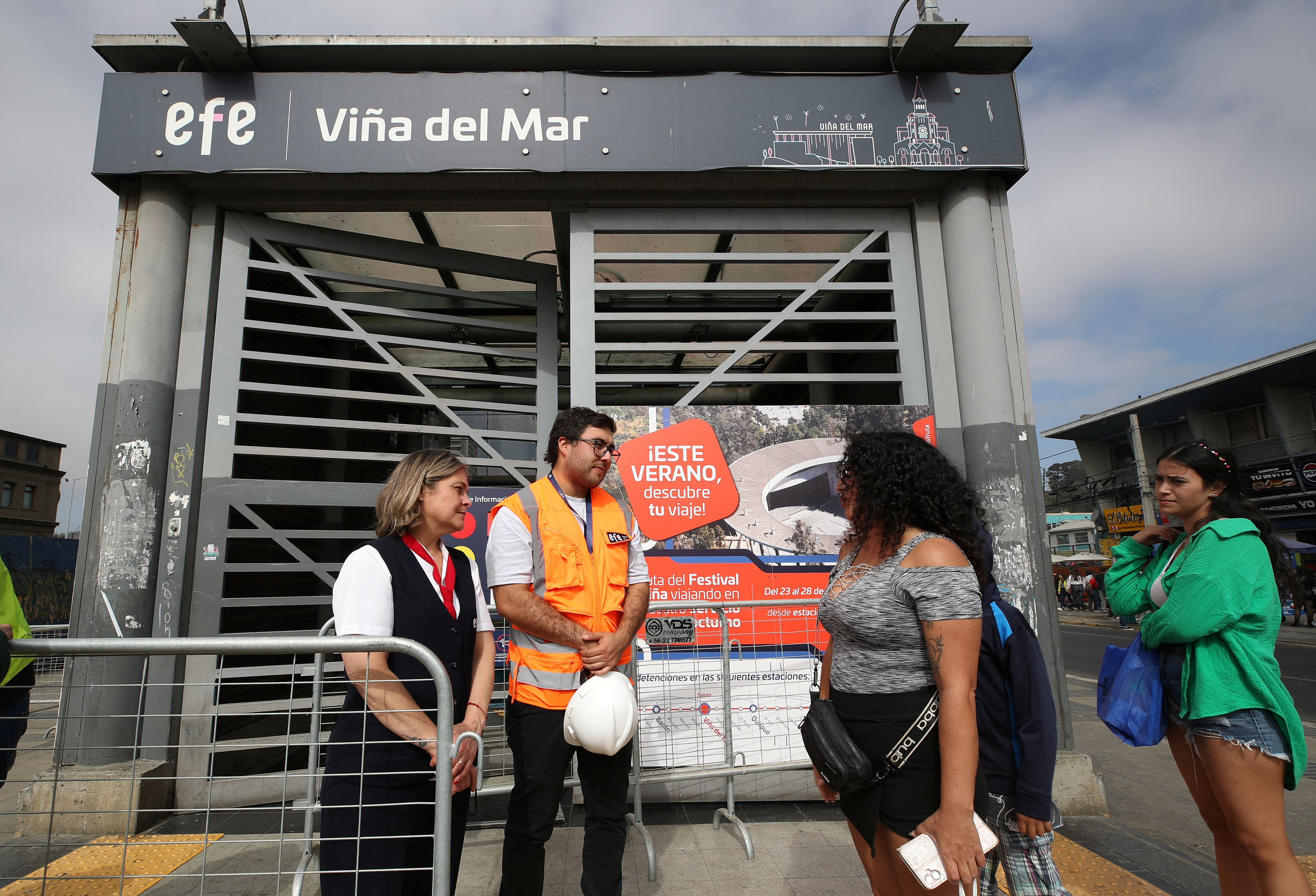 People listen to instructions from the staff at the closed entrance of the metro during a blackout in Vina del Mar, Chile February 25, 2025. REUTERS/Rodrigo Garrido