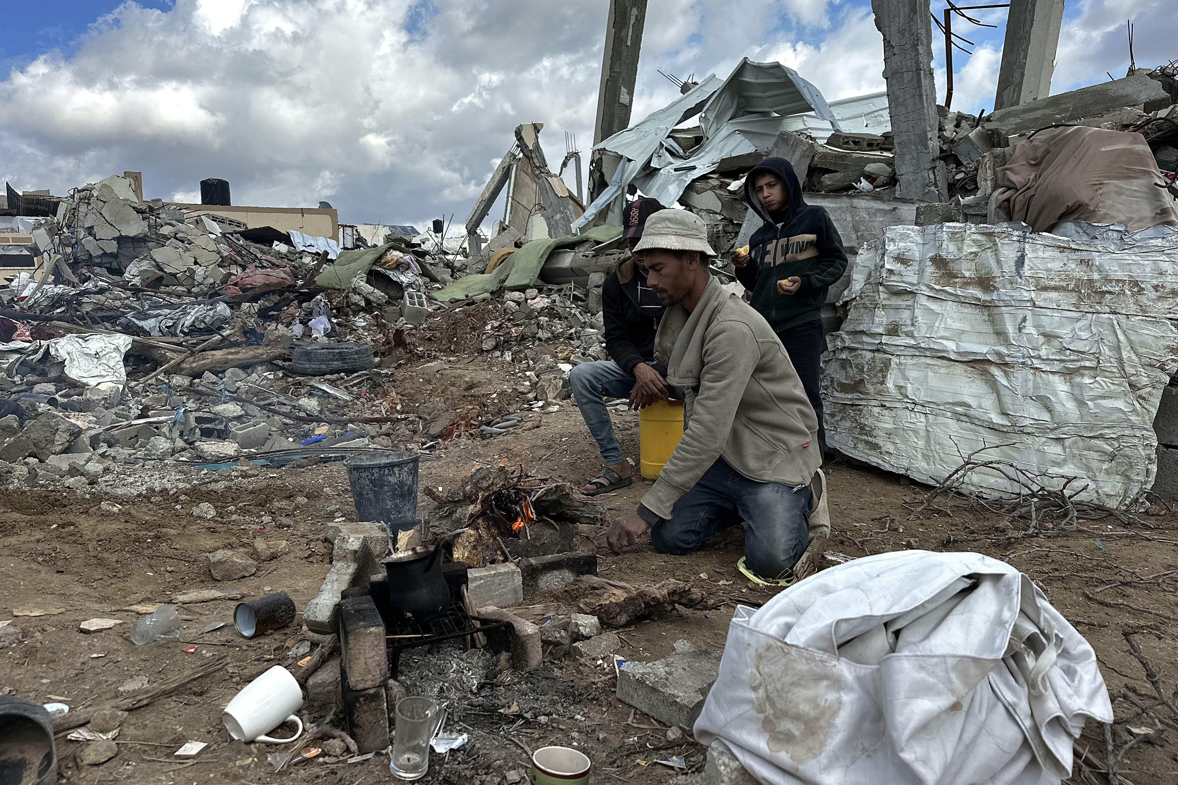 Cold weather conditions negatively affect Palestinians staying in tents
