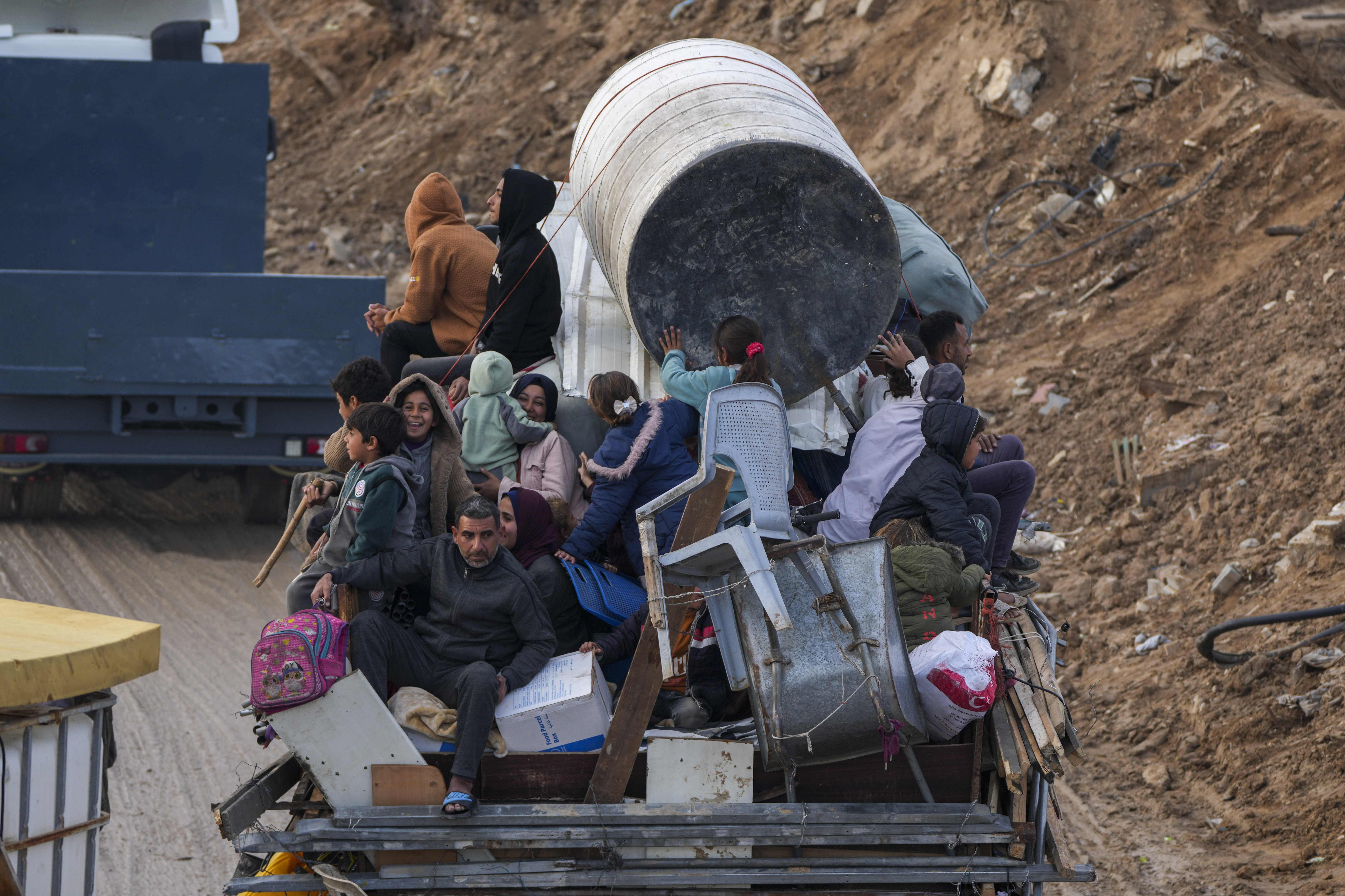 Israel threatens to resume Gaza war