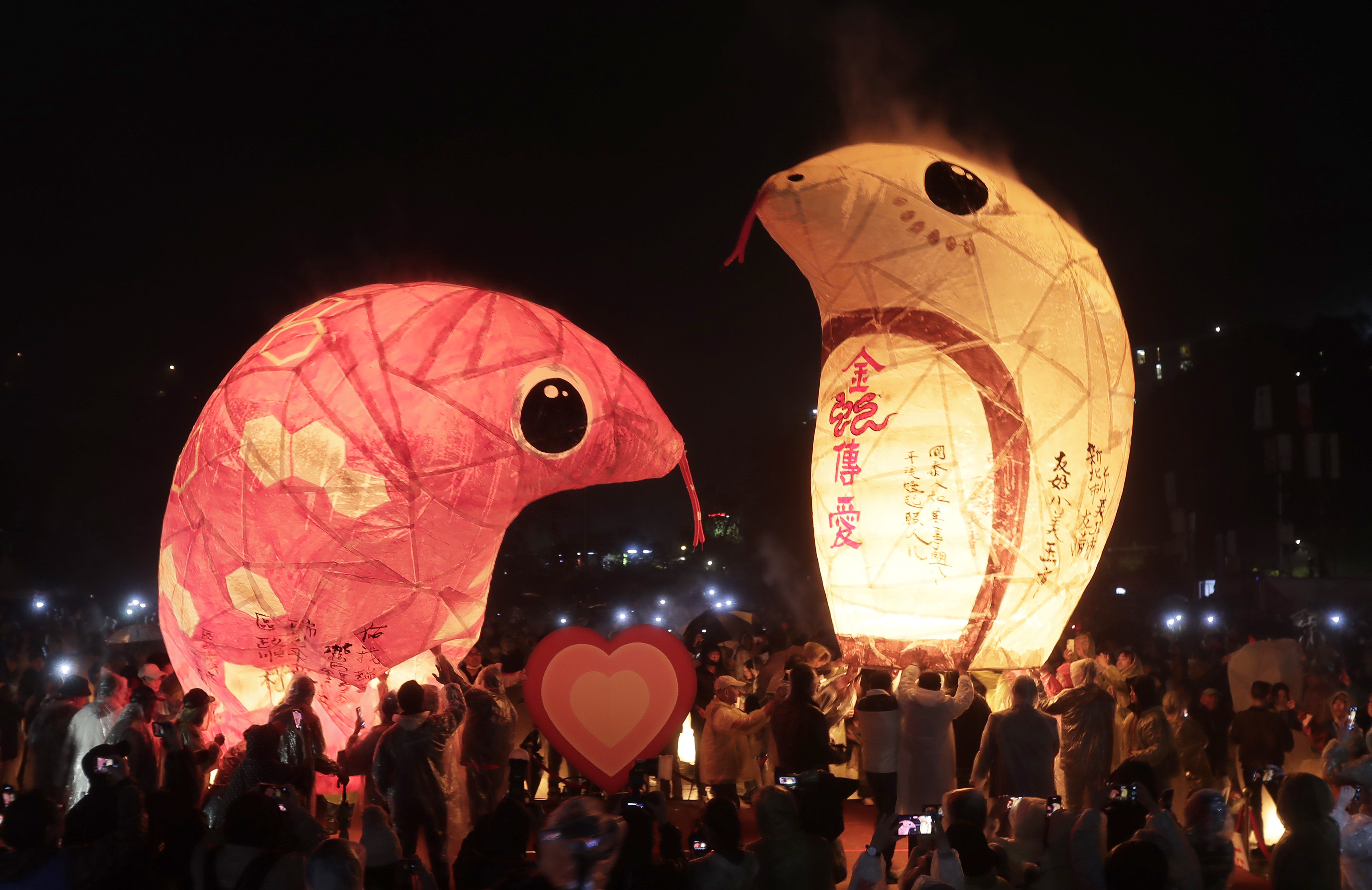 Thousands in Taiwan and China celebrate the Lantern Festival