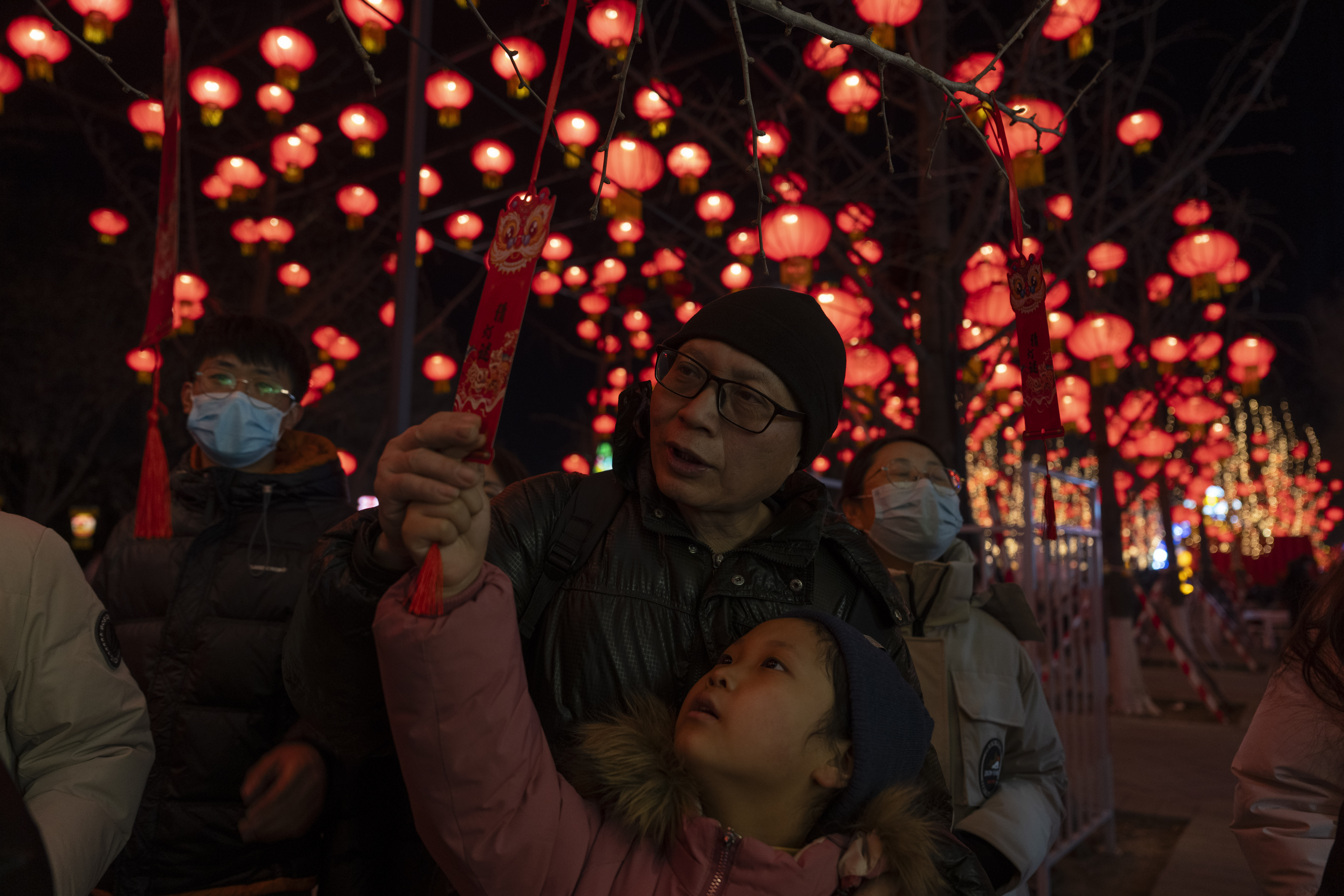 Thousands in Taiwan and China celebrate the Lantern Festival