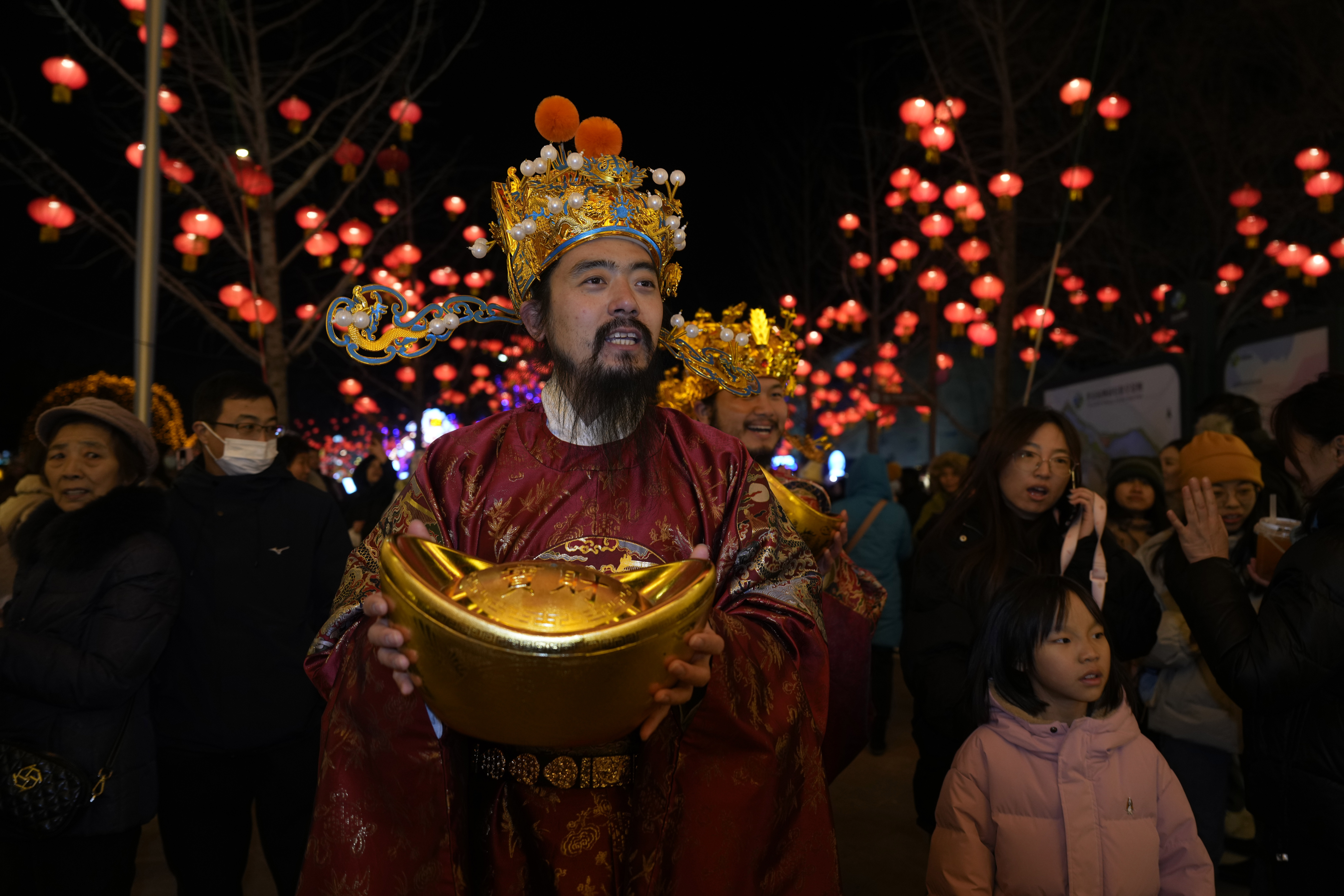Thousands in Taiwan and China celebrate the Lantern Festival