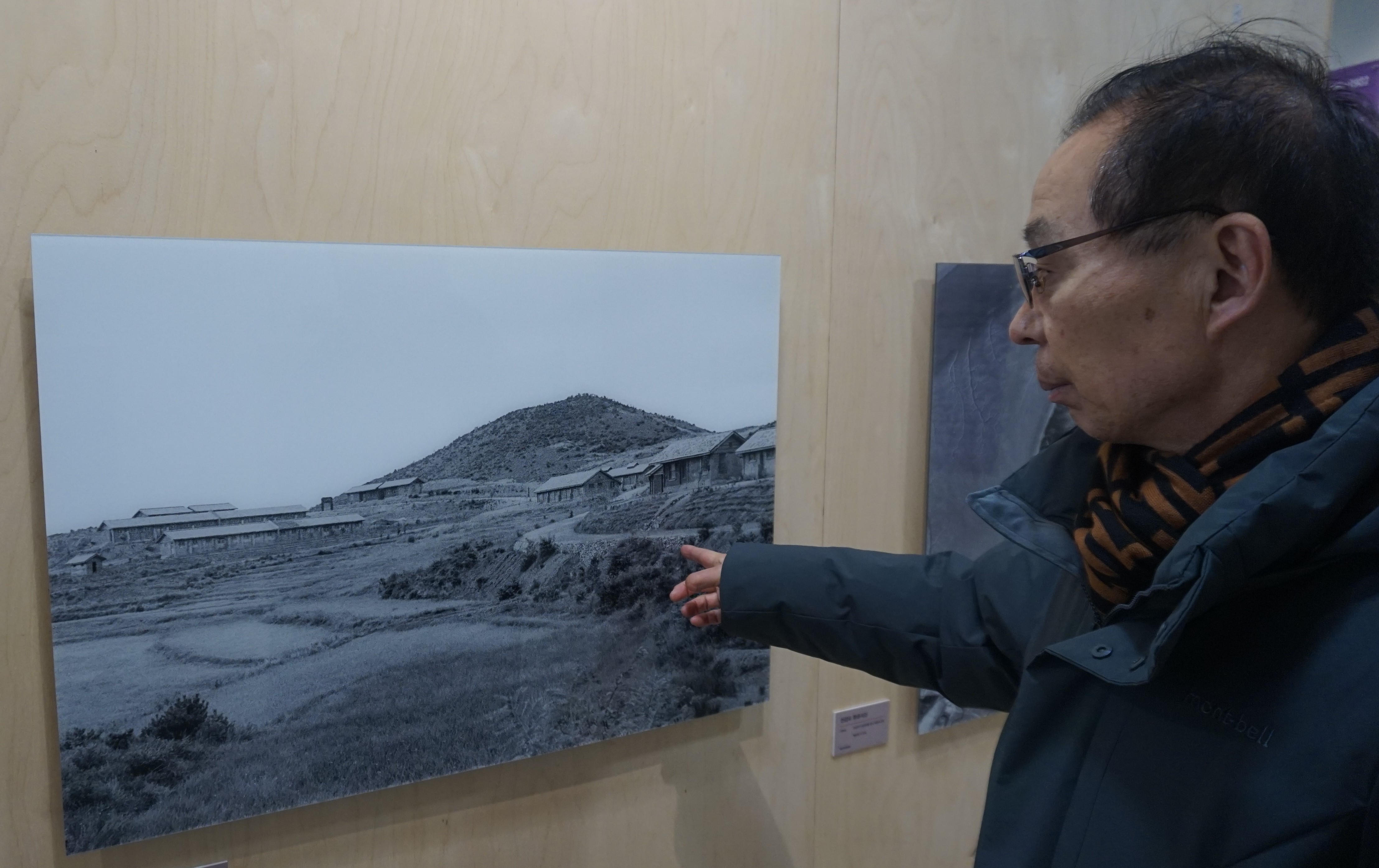 Chun Jong-soo points to an image of Seon-gam Academy hanging on the wall of its history museum-1740038385