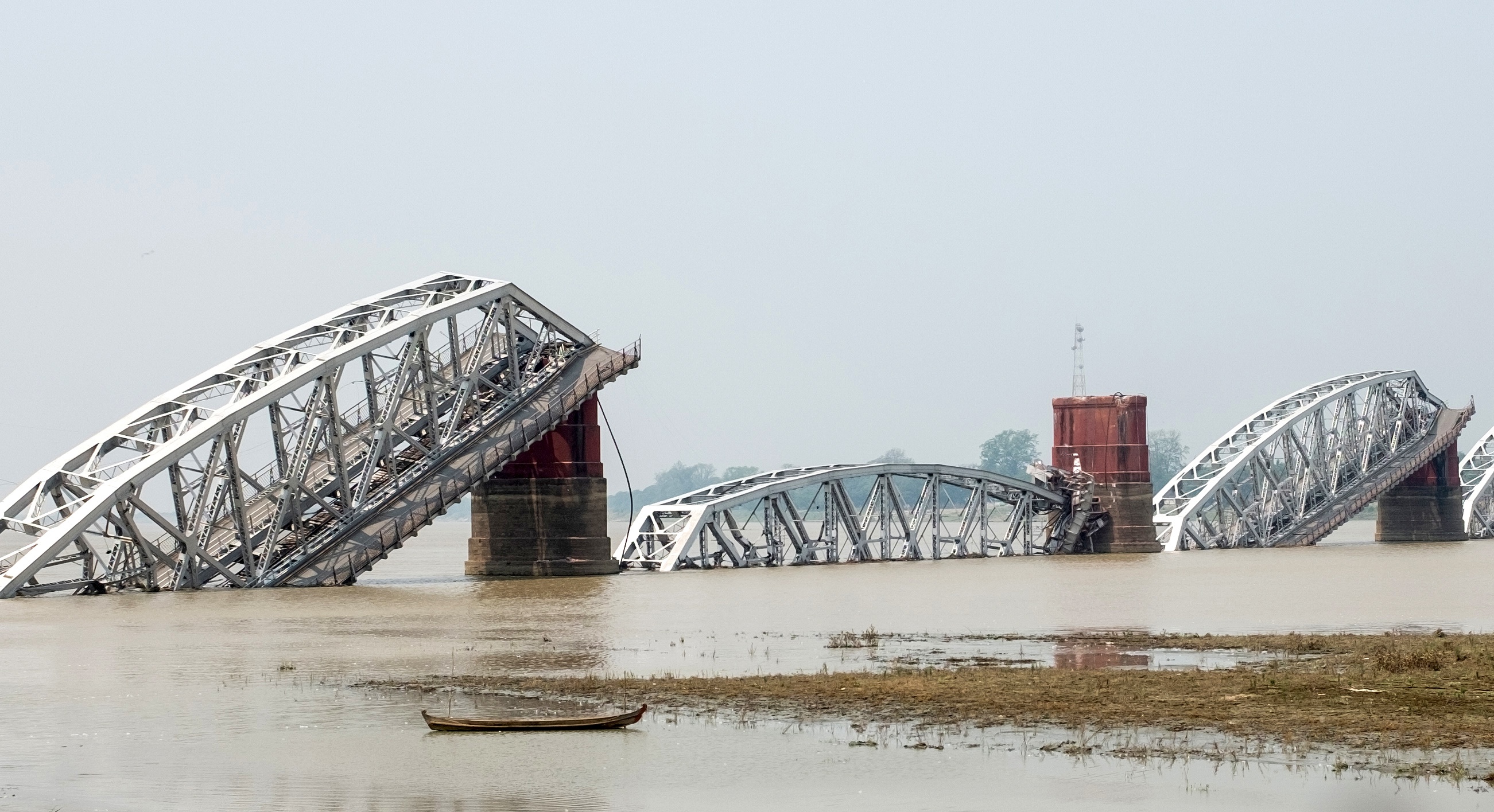 epaselect epa11996481 A view of the collapsed Ava Bridge following an earthquake in Mandalay, Myanmar, 29 March 2025. More than 1,000 people have been killed and thousands injured after a 7.7-magnitude earthquake struck the country on 28 March, according to the Myanmar government. EPA-EFE/STRINGER