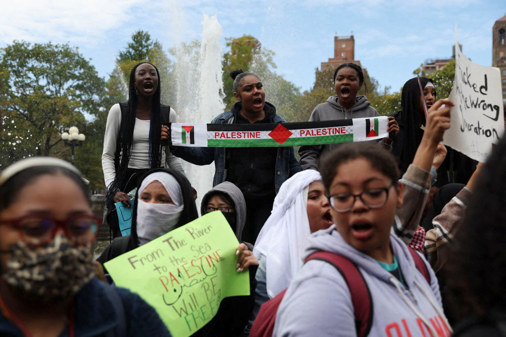 People attend a demonstration to express solidarity with Palestinians in Gaza, amid the ongoing conflict between Israel and Hamas, as part of a student walkout by students of New York University, in New York City, U.S., October 25, 2023. REUTERS/Shannon Stapleton