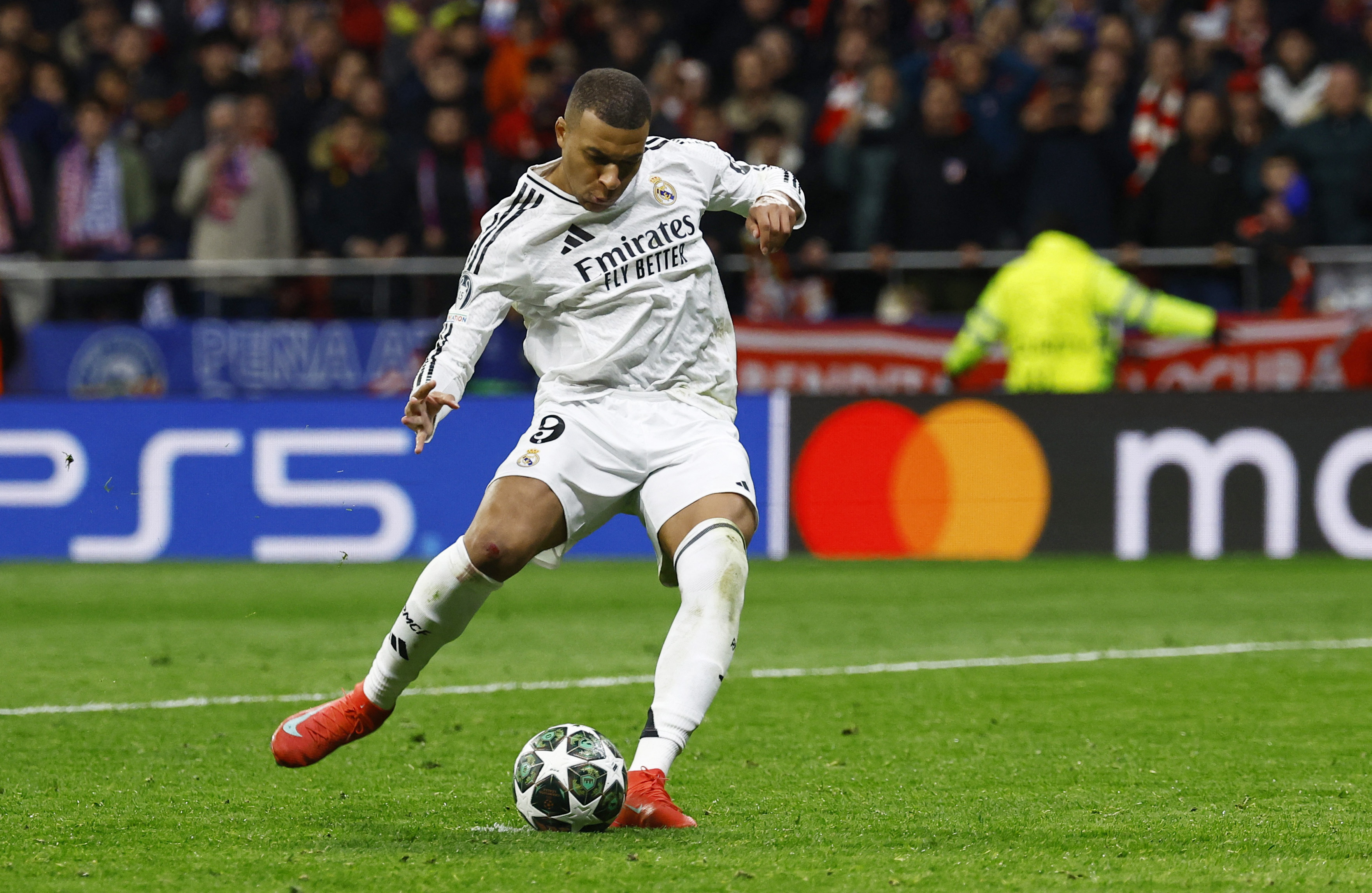 Soccer Football - Champions League - Round of 16 - Second Leg - Atletico Madrid v Real Madrid - Metropolitano, Madrid, Spain - March 12, 2025 Real Madrid's Kylian Mbappe scores a penalty during the penalty shootout REUTERS/Susana Vera