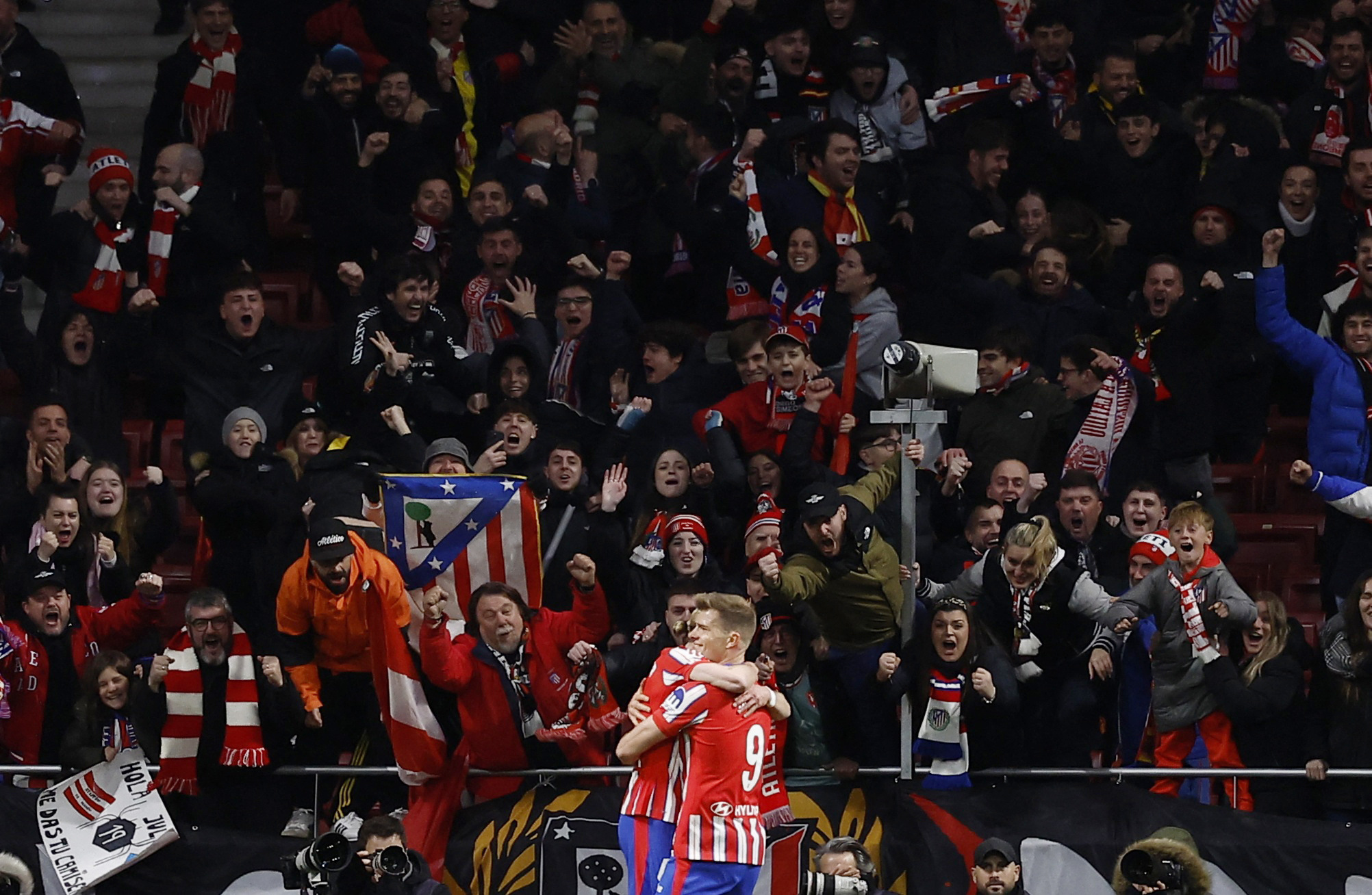 Soccer Football - LaLiga - Atletico Madrid v FC Barcelona - Metropolitano, Madrid, Spain - March 16, 2025 Atletico Madrid's Alexander Sorloth celebrates scoring their second goal with Antoine Griezmann REUTERS/Juan Medina
