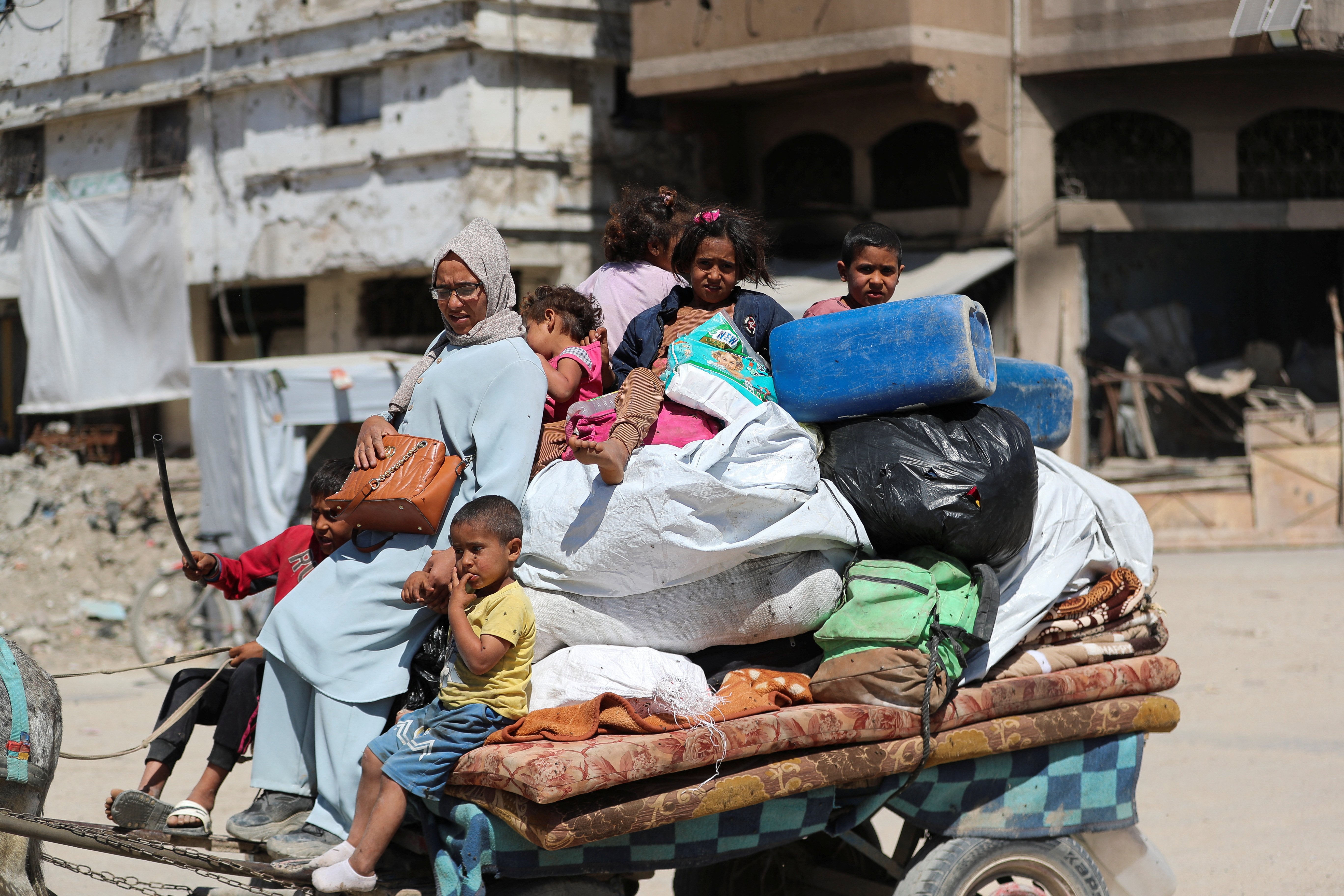 Palestinians flee their homes, after the Israeli army issued evacuation orders following heavy Israeli strike in the northern Gaza Strip [Mahmoud Issa/ Reuters]
