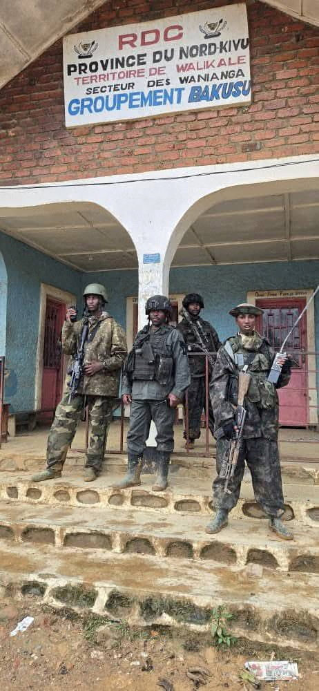 M23 rebels stand in Walikale.