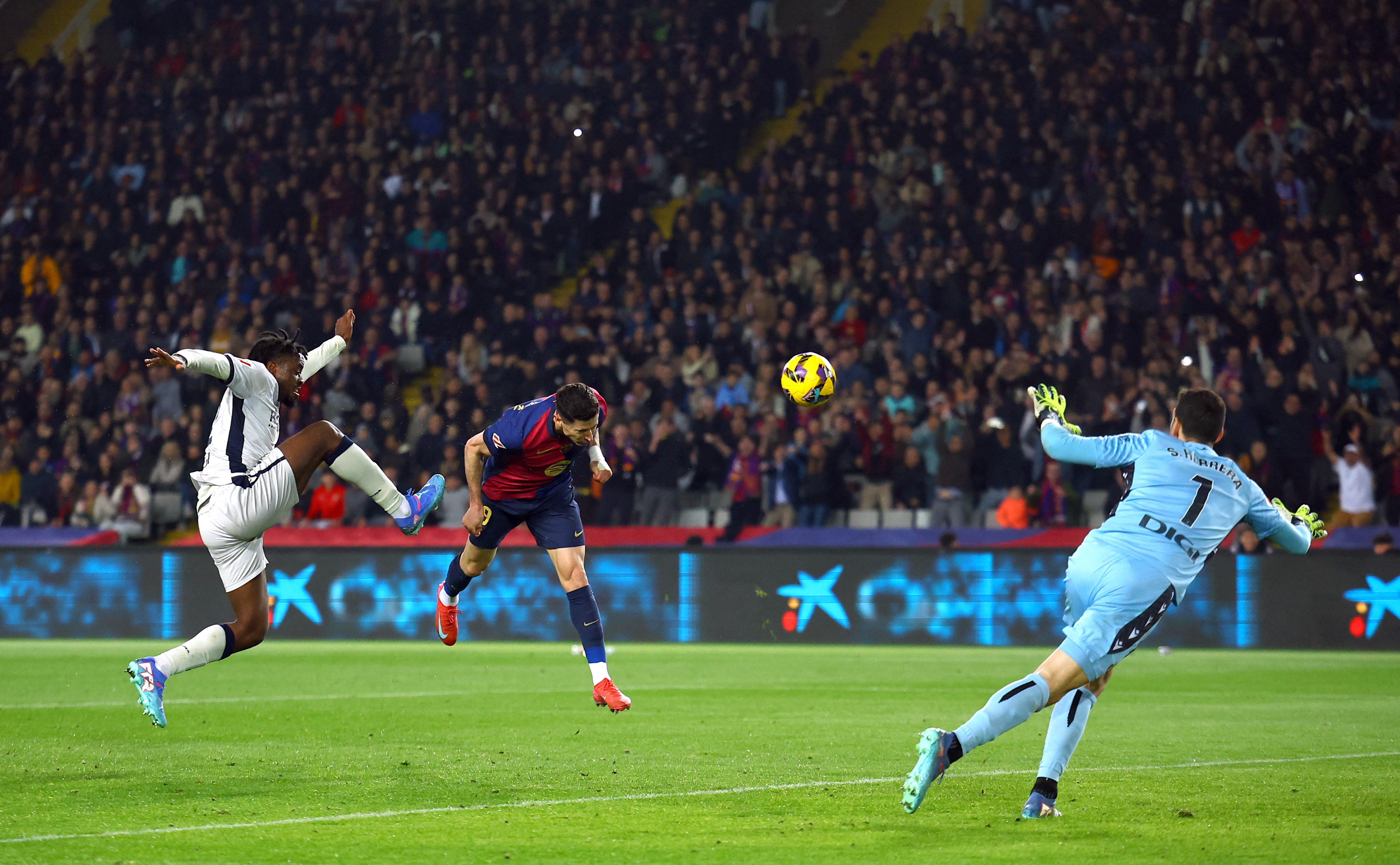 Soccer Football - LaLiga - FC Barcelona v Osasuna - Estadi Olimpic Lluis Companys, Barcelona, Spain - March 27, 2025 FC Barcelona's Robert Lewandowski scores their third goal REUTERS/Albert Gea