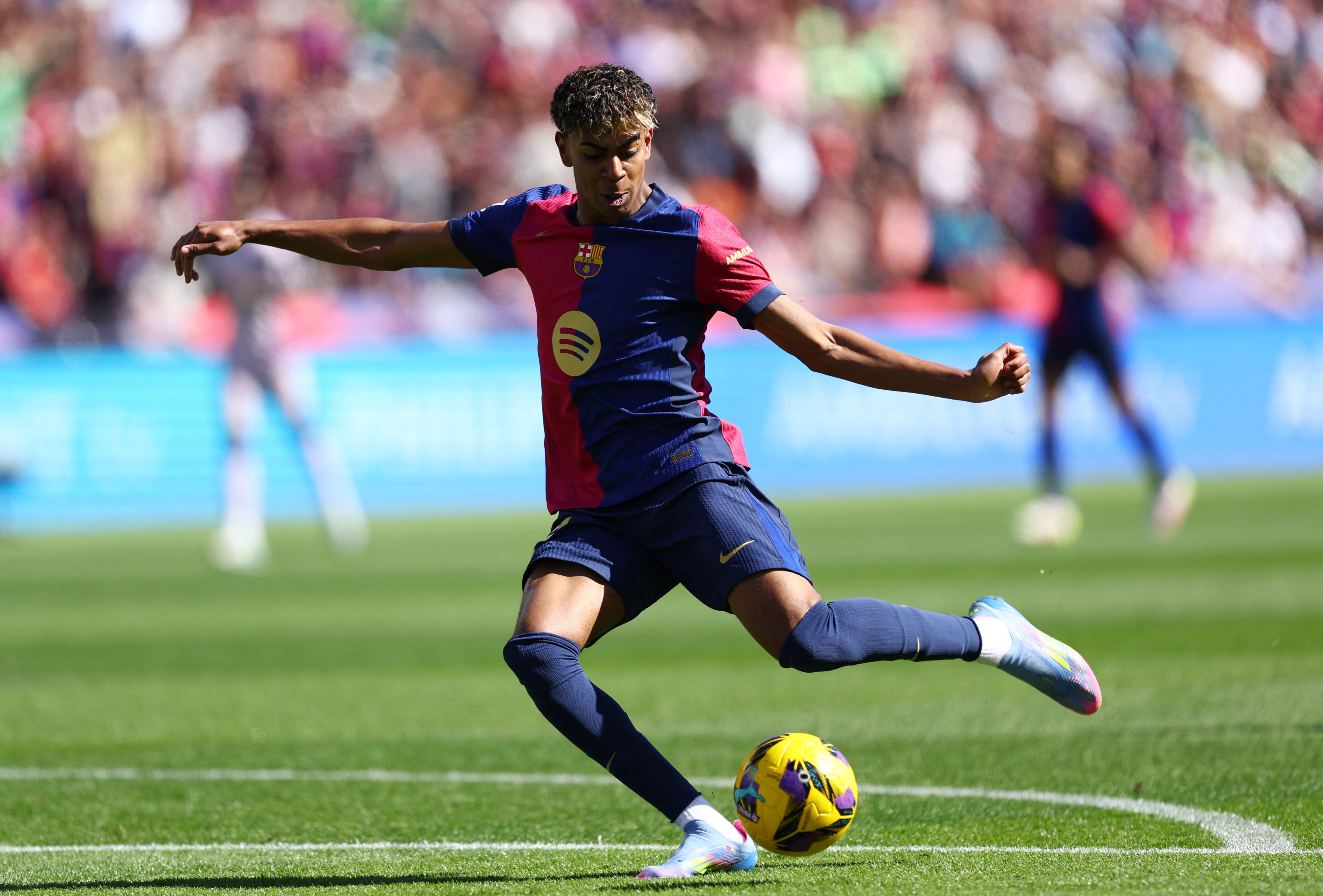 Soccer Football - LaLiga - FC Barcelona v Girona - Estadi Olimpic Lluis Companys, Barcelona, Spain - March 30, 2025 FC Barcelona's Lamine Yamal shoots at goal REUTERS/Albert Gea