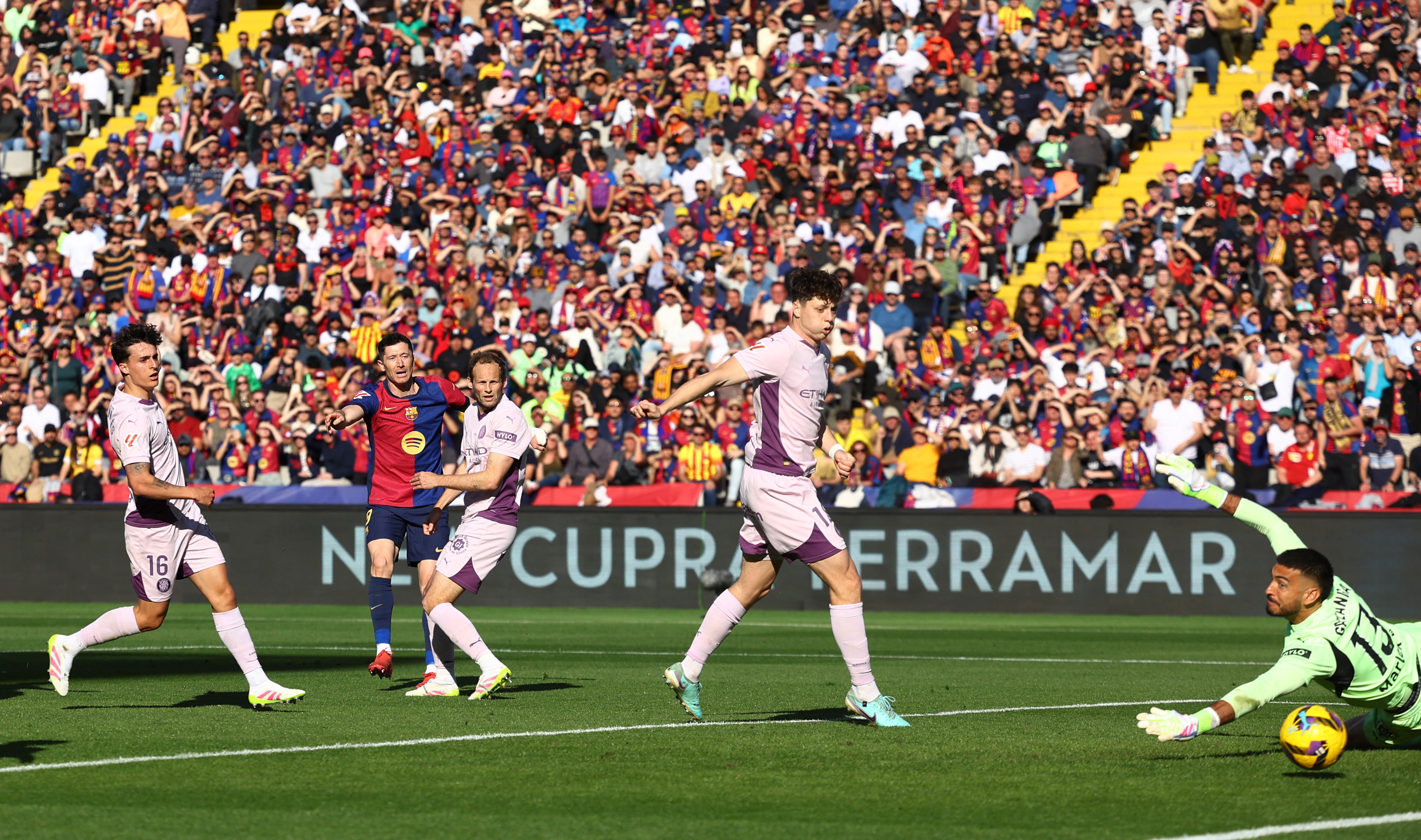 Soccer Football - LaLiga - FC Barcelona v Girona - Estadi Olimpic Lluis Companys, Barcelona, Spain - March 30, 2025 FC Barcelona's Robert Lewandowski scores their third goal REUTERS/Albert Gea