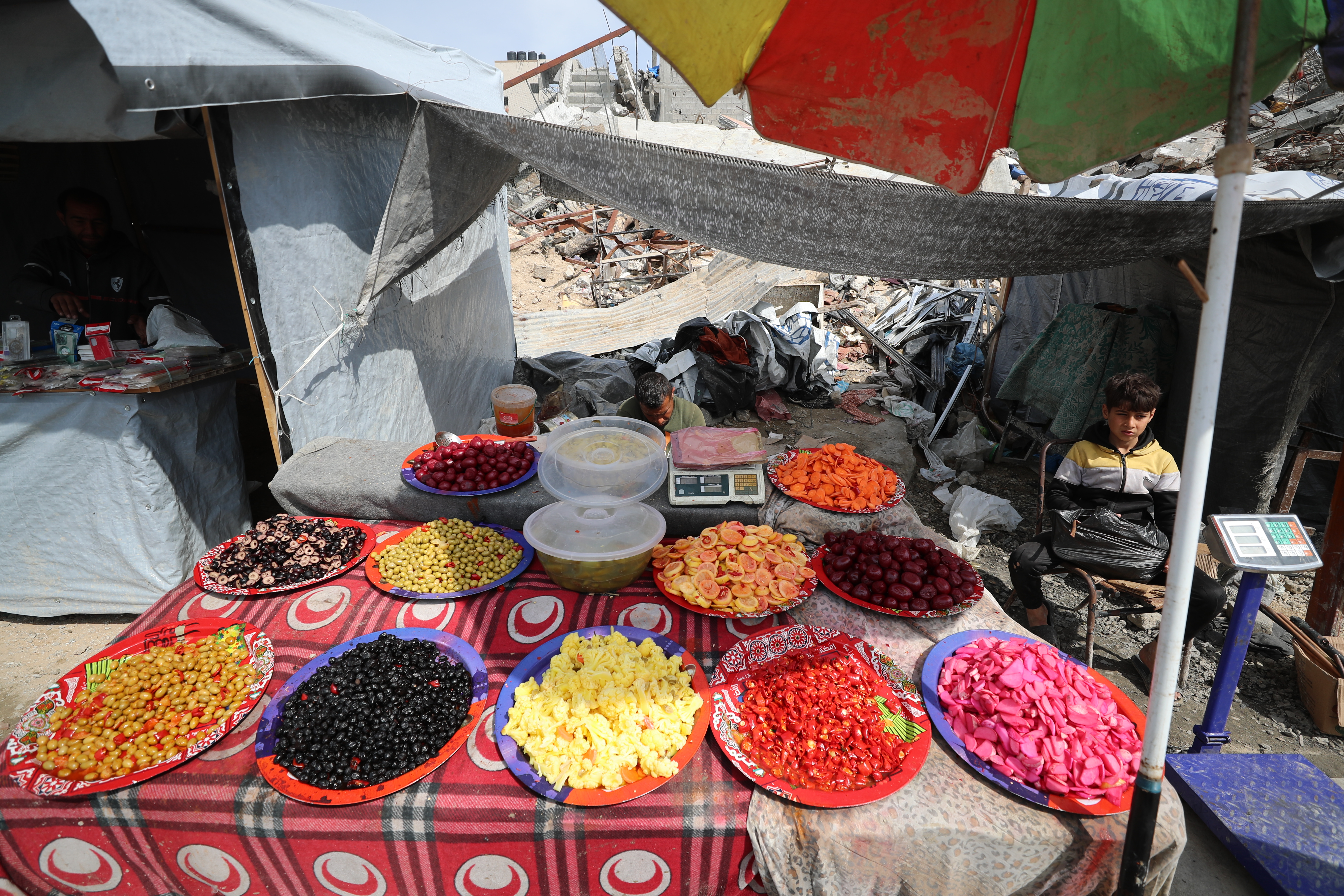 Gaza families break Ramadan fast amid ruins and resilience