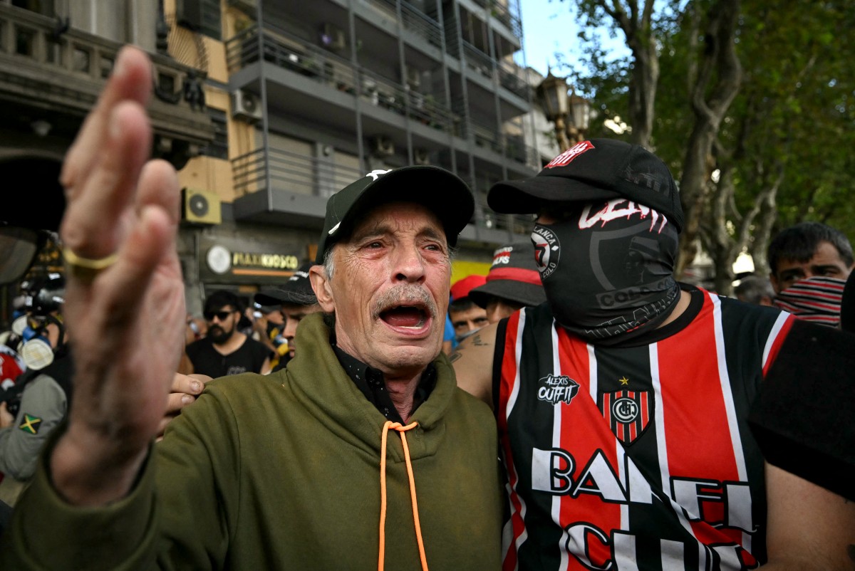 Football diehards team up with Argentine retirees to protest pension reform