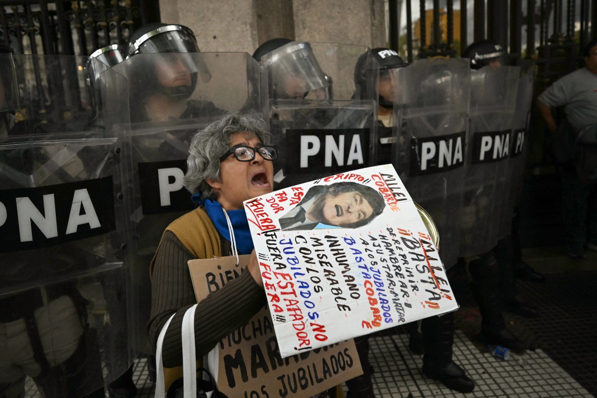 Football diehards team up with Argentine retirees to protest pension reform