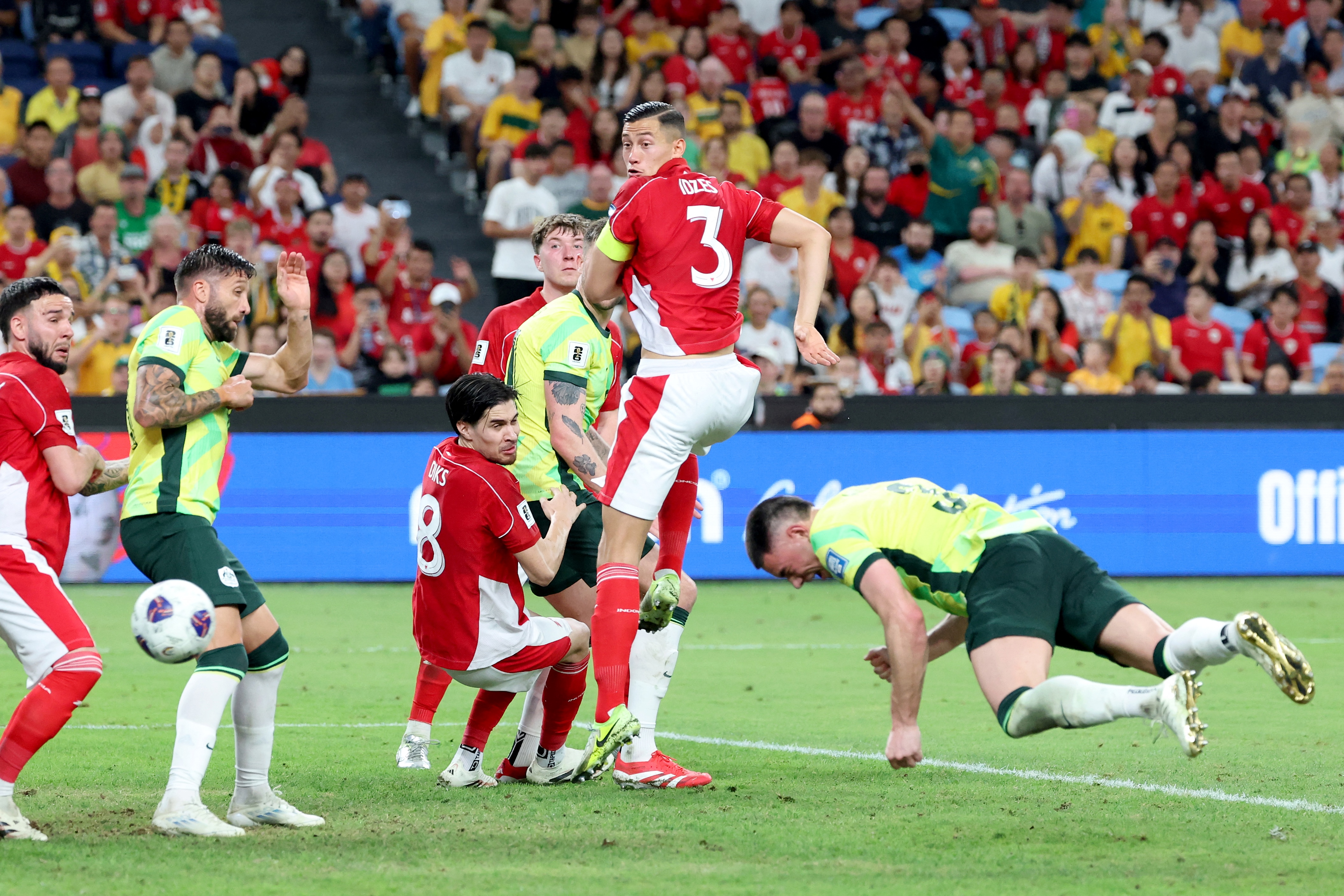 Australias Lewis Miller (R) heads the ball to score a goal during the 2026 FIFA World Cup Asian qualification football match between Indonesia and Australia at Allianz Stadium in Sydney on March 20, 2025. (Photo by DAVID GRAY / AFP) / -- IMAGE RESTRICTED TO EDITORIAL USE - STRICTLY NO COMMERCIAL USE --