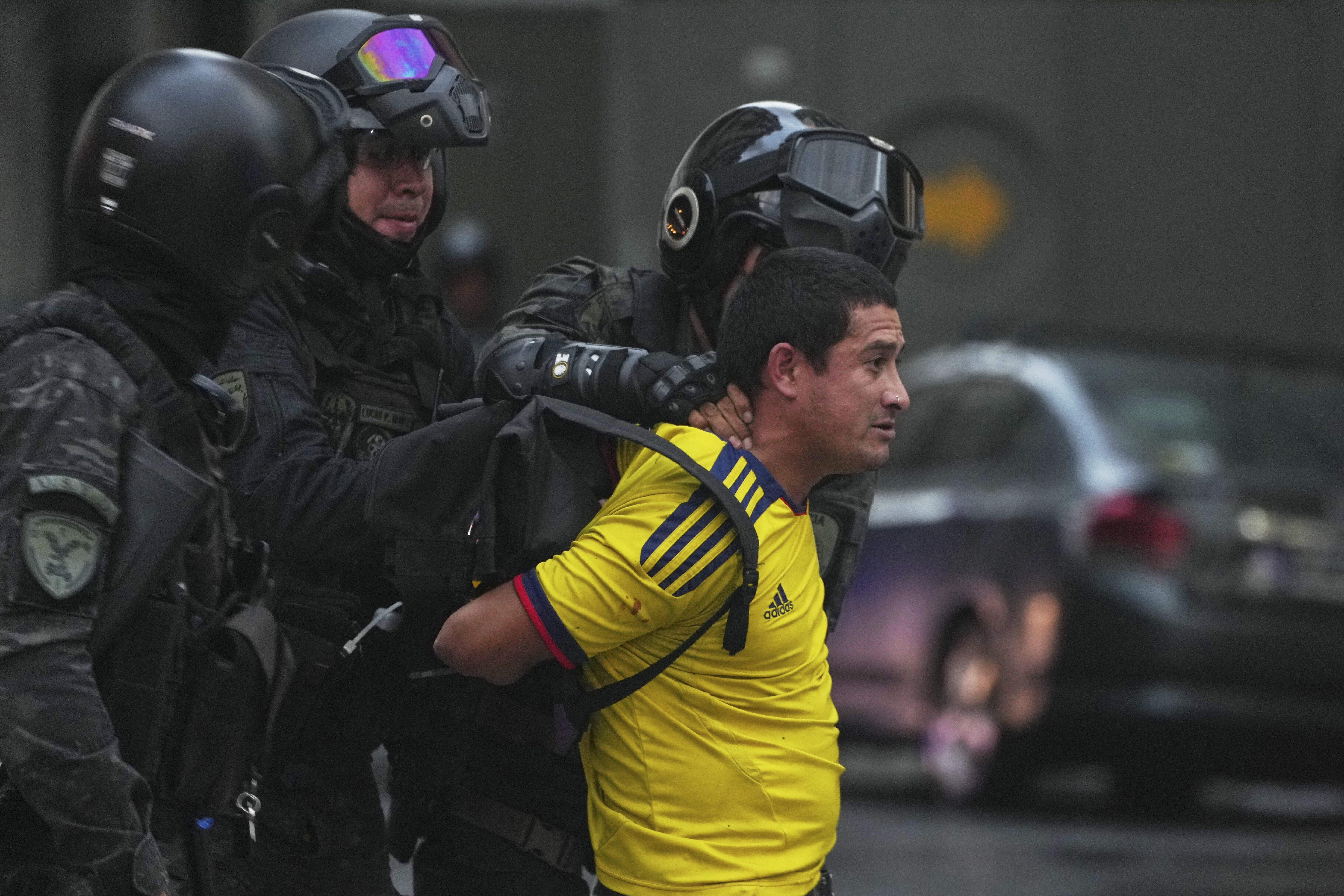 Football diehards team up with Argentine retirees to protest pension reform