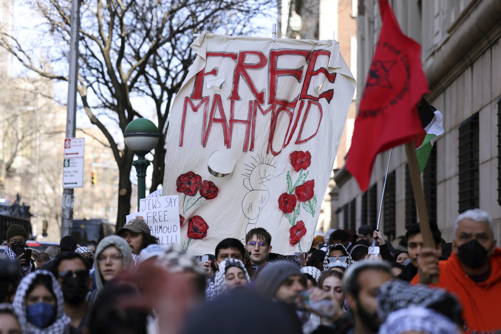Sign that says, "Free Mahmoud"