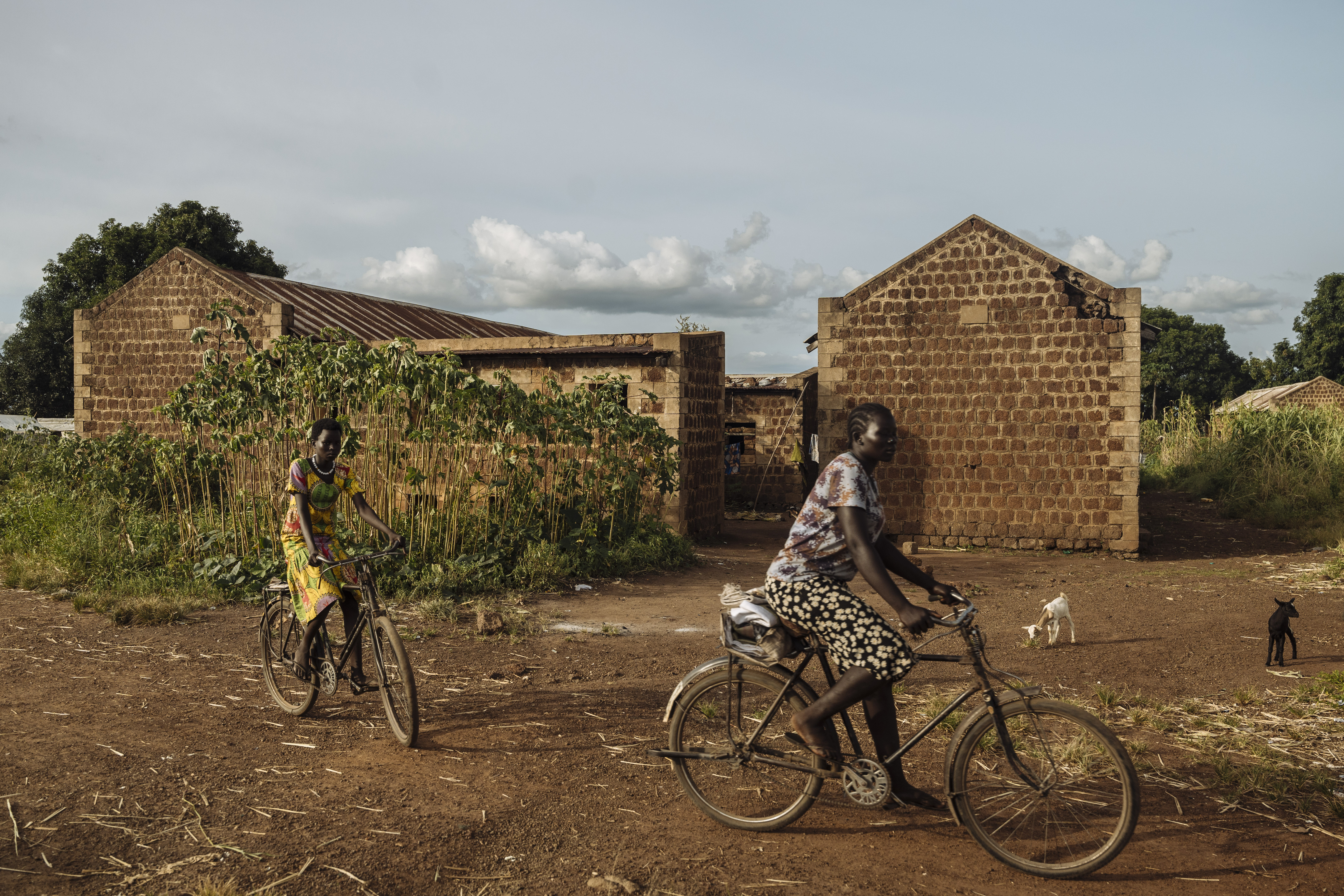Wau, South Sudan – a city of resilience and change. Once heavily impacted by conflict and displacement, Wau has made strides toward stability in recent years. However, some displacement sites still remain on the outskirts, a reminder of past hardships and ongoing recovery efforts. Muse Mohammed/IOM
