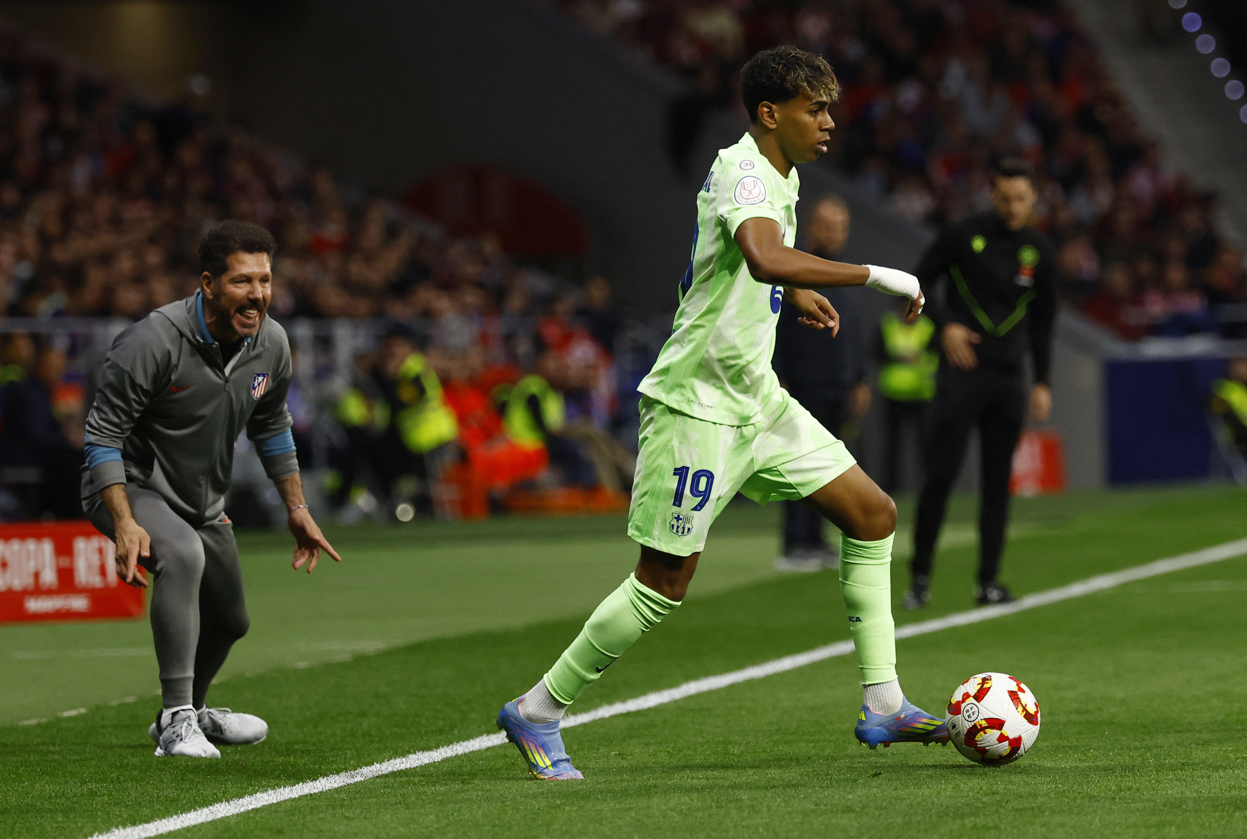 Soccer Football - Copa del Rey - Semi Final - Second Leg - Atletico Madrid v FC Barcelona - Metropolitano, Madrid, Spain - April 2, 2025 FC Barcelona's Lamine Yamal in action as Atletico Madrid coach Diego Simeone reacts REUTERS/Susana Vera