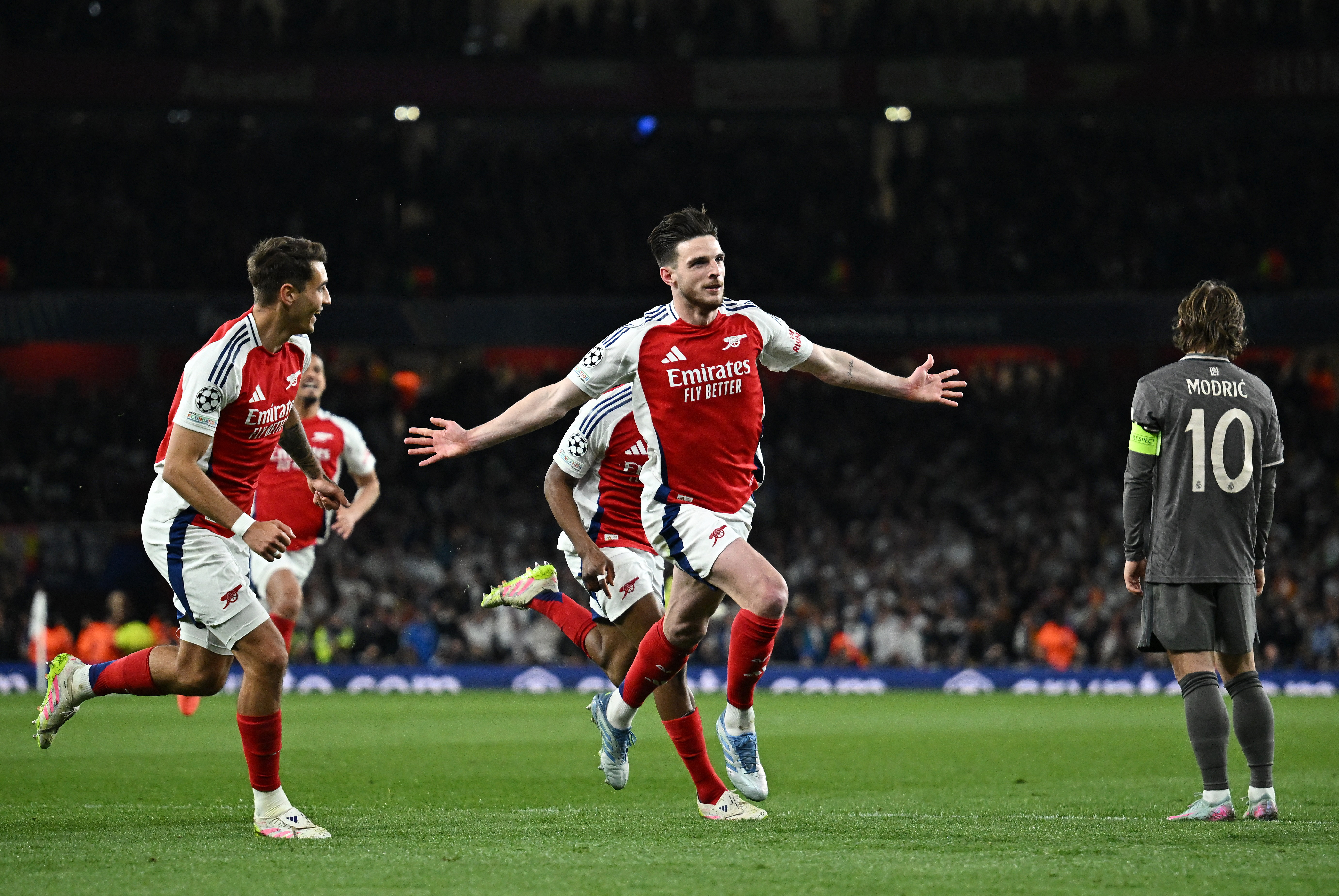 Soccer Football - Champions League - Quarter Final - First Leg - Arsenal v Real Madrid - Emirates Stadium, London, Britain - April 8, 2025 Arsenal's Declan Rice celebrates scoring their first goal with Jakub Kiwior REUTERS/Dylan Martinez