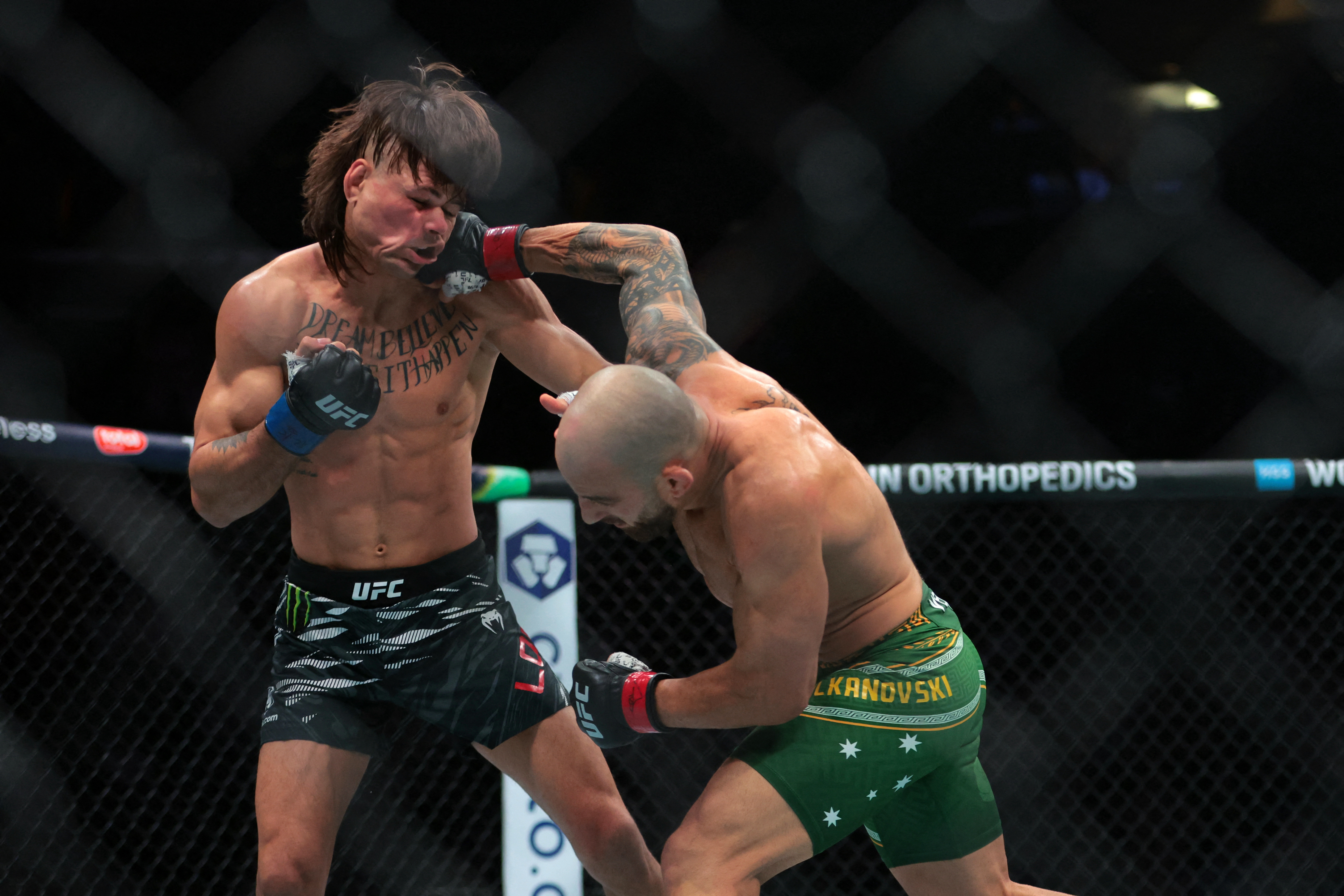 Apr 12, 2025; Miami, Florida, UNITED STATES; Alexander Volkanovski (red gloves) fights against Diego Lopes (blue gloves) during UFC 314 at Kaseya Center. Mandatory Credit: Sam Navarro-Imagn Images