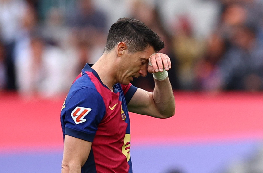 Soccer Football - LaLiga - FC Barcelona v Celta Vigo - Estadi Olimpic Lluis Companys, Barcelona, Spain - April 19, 2025 FC Barcelona's Robert Lewandowski reacts after sustaining an injury REUTERS/Albert Gea