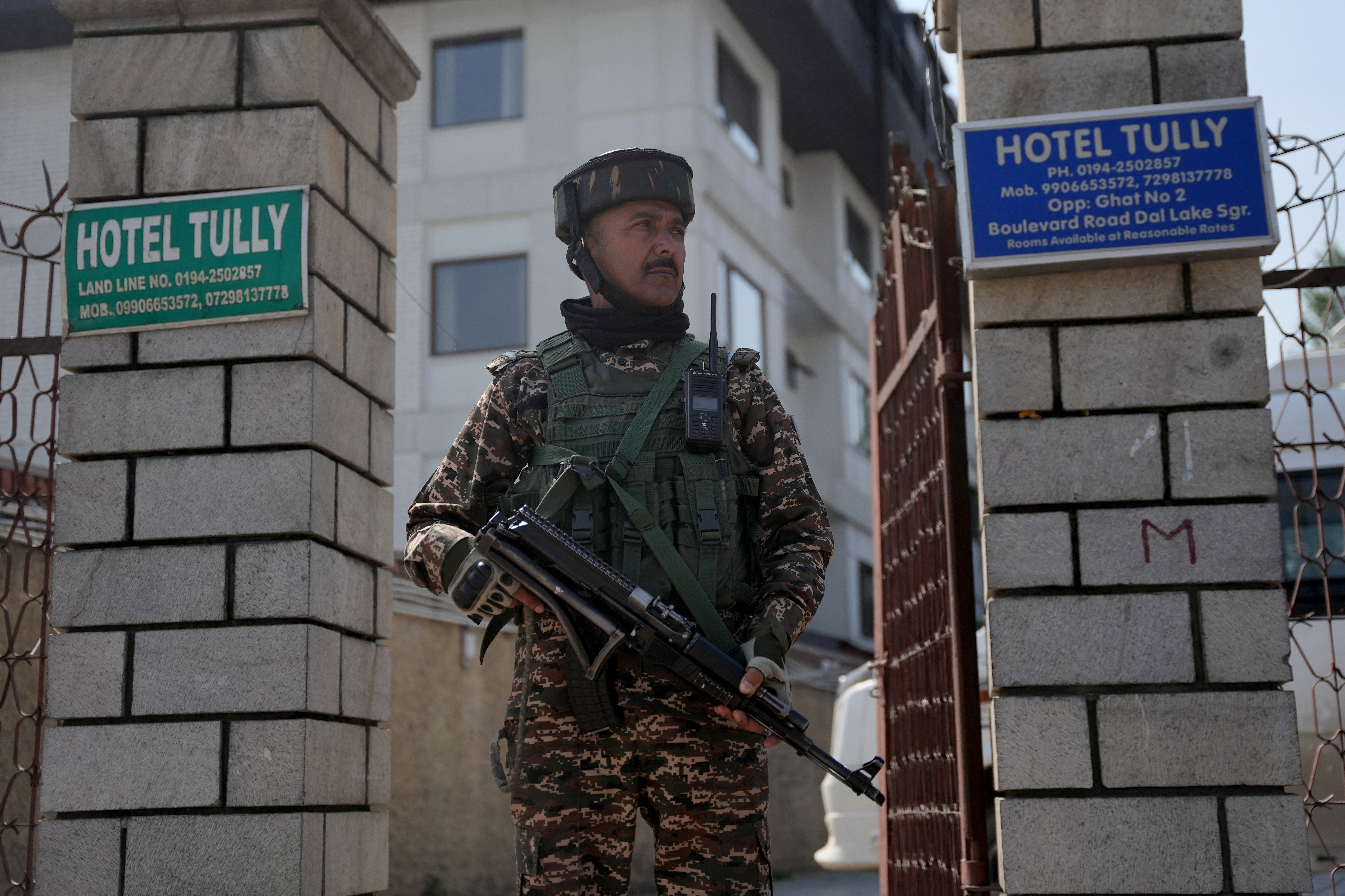 An Indian security force personnel stands guard outside a hotel in Srinagar, following a suspected militant attack near south Kashmir's scenic Pahalgam, April 23, 2025. REUTERS/Sanna Irshad Mattoo
