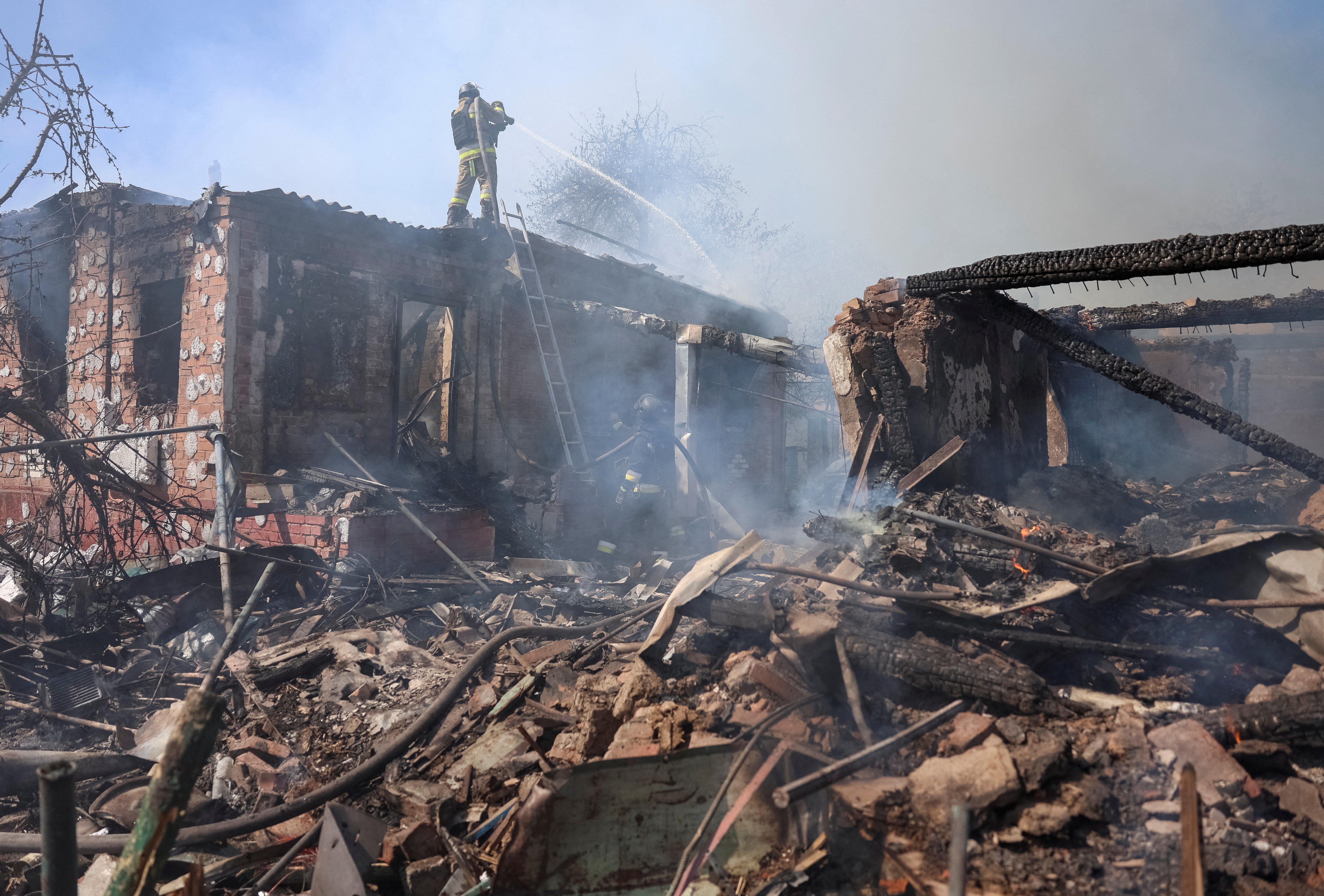 Rescuers work at the site of a Russian airstrike, amid Russia's attack on Ukraine, in the town of Sloviansk, Donetsk region Ukraine April 23, 2025. REUTERS/Anatolii Stepanov TPX IMAGES OF THE DAY